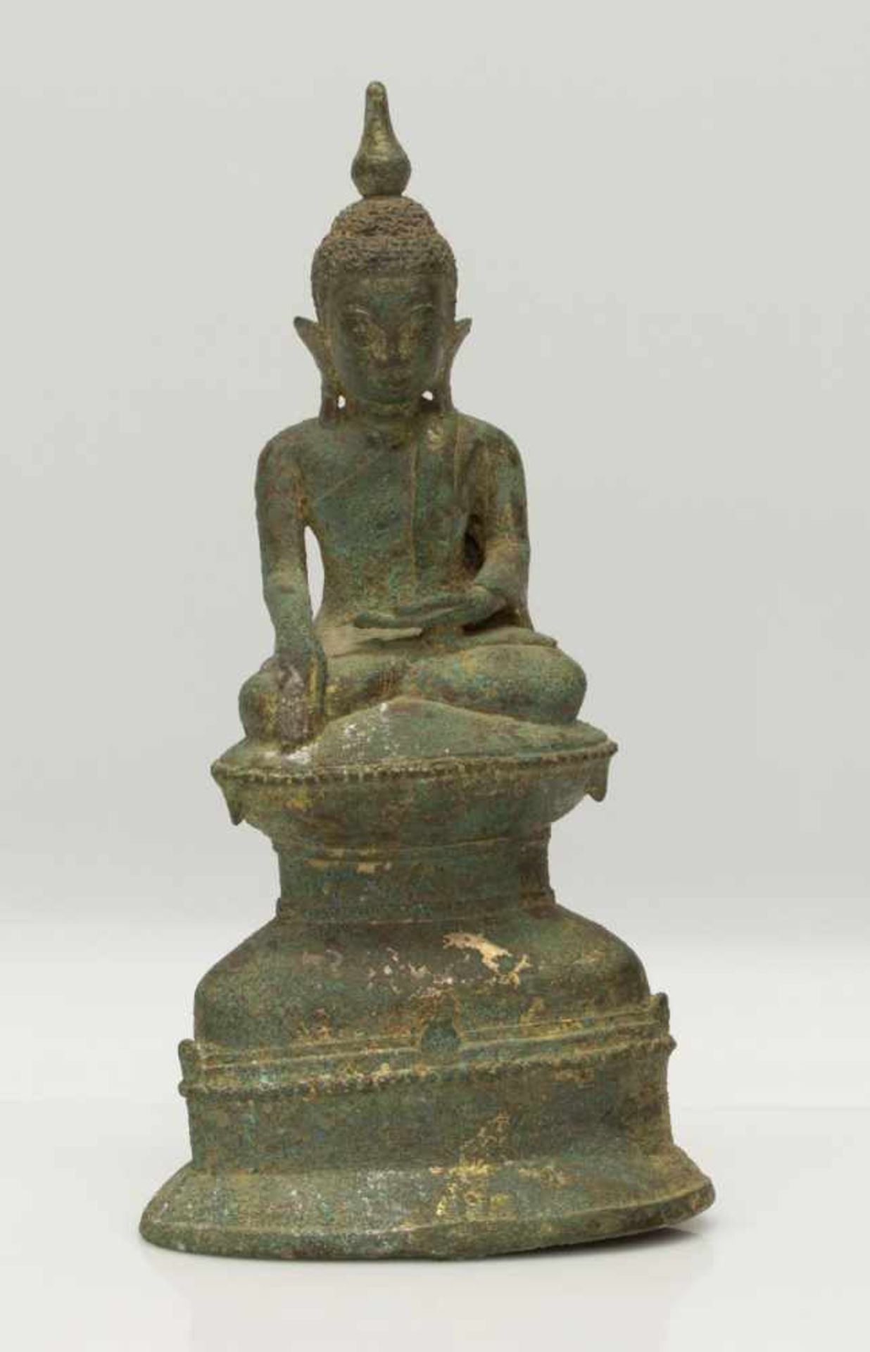 BuddhaBurma 17./ 18. Jh., in segnender Haltung, Bronze Glockenguß mit alter Vergoldung, grüne