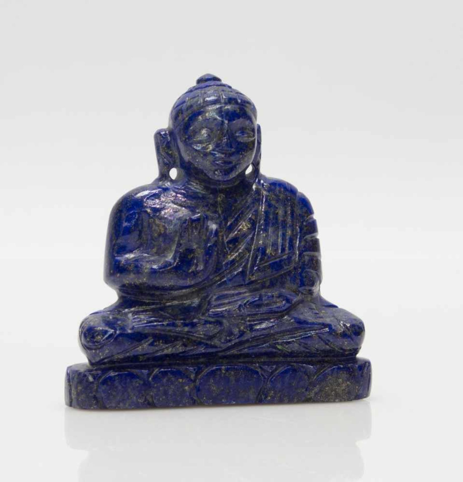 Lapislazuli BuddhaIndien, geschnittener Lapislazuli, Buddha in segnender Haltung, 6 x 6 cm