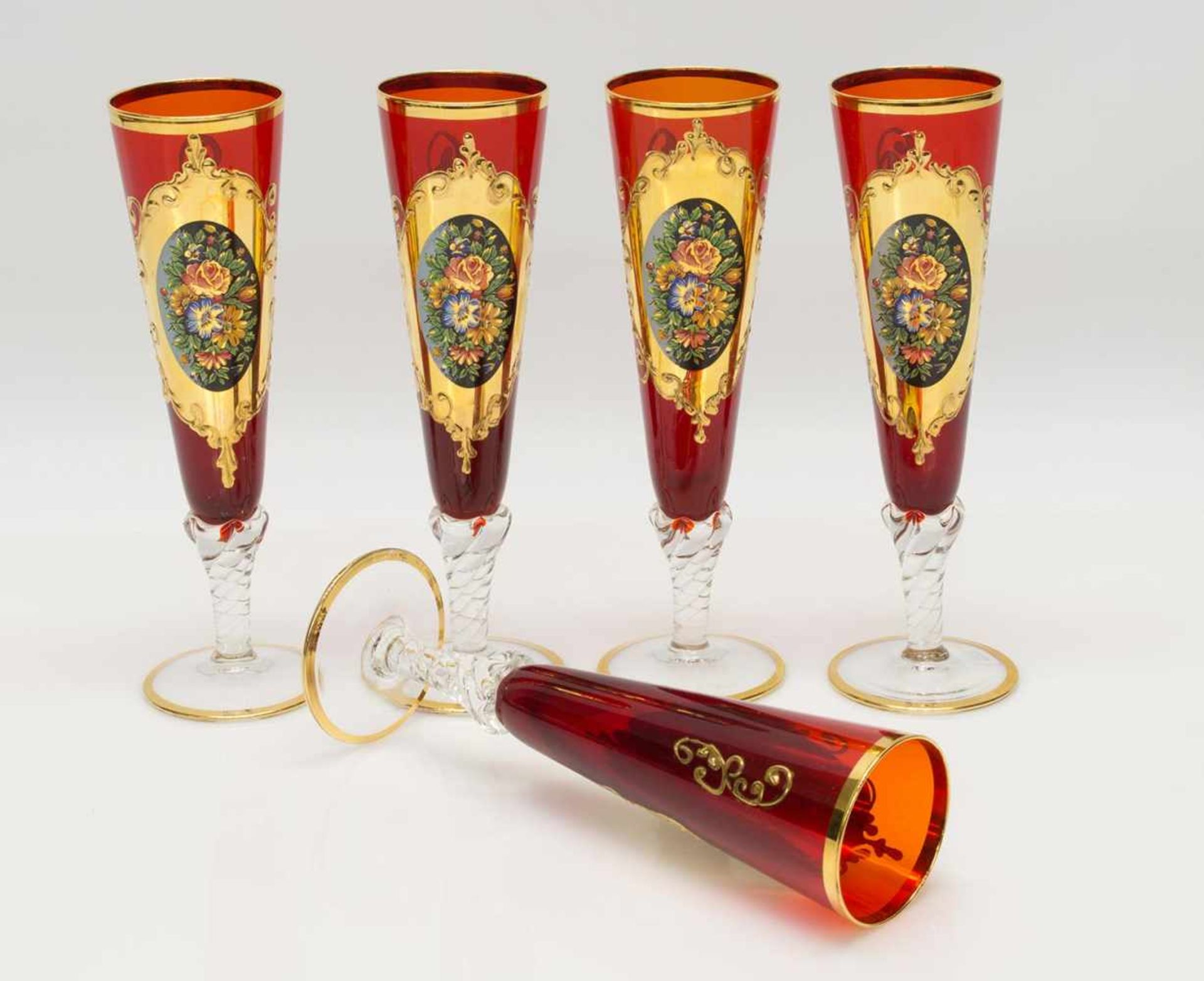 5 Sektkelchefarbiges Glas mit reicher Vergoldung, H. 21 cm