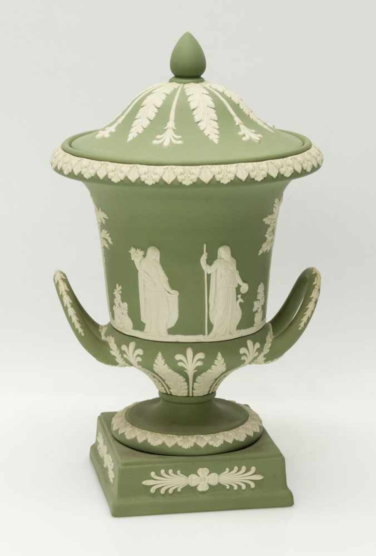 Amphorenvase20. Jh., Manufaktur Wedgwood/ England, grüne Jasperware mit aufgelegter antiker