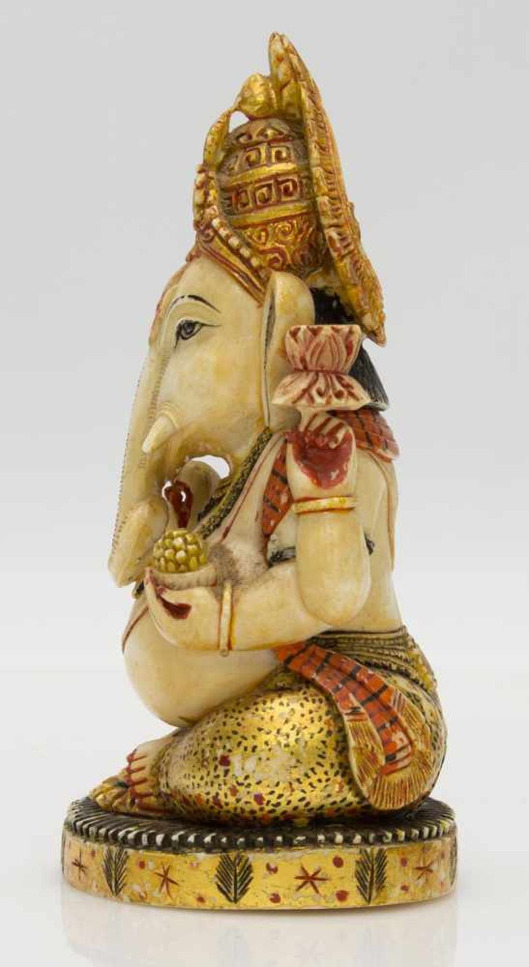 GaneshaElfenbein, Indien 1. Hälfte 20. Jh., Elfenbein geschnitzt, farbig u., Goldgefaßt, H. 13 cm - Image 2 of 4