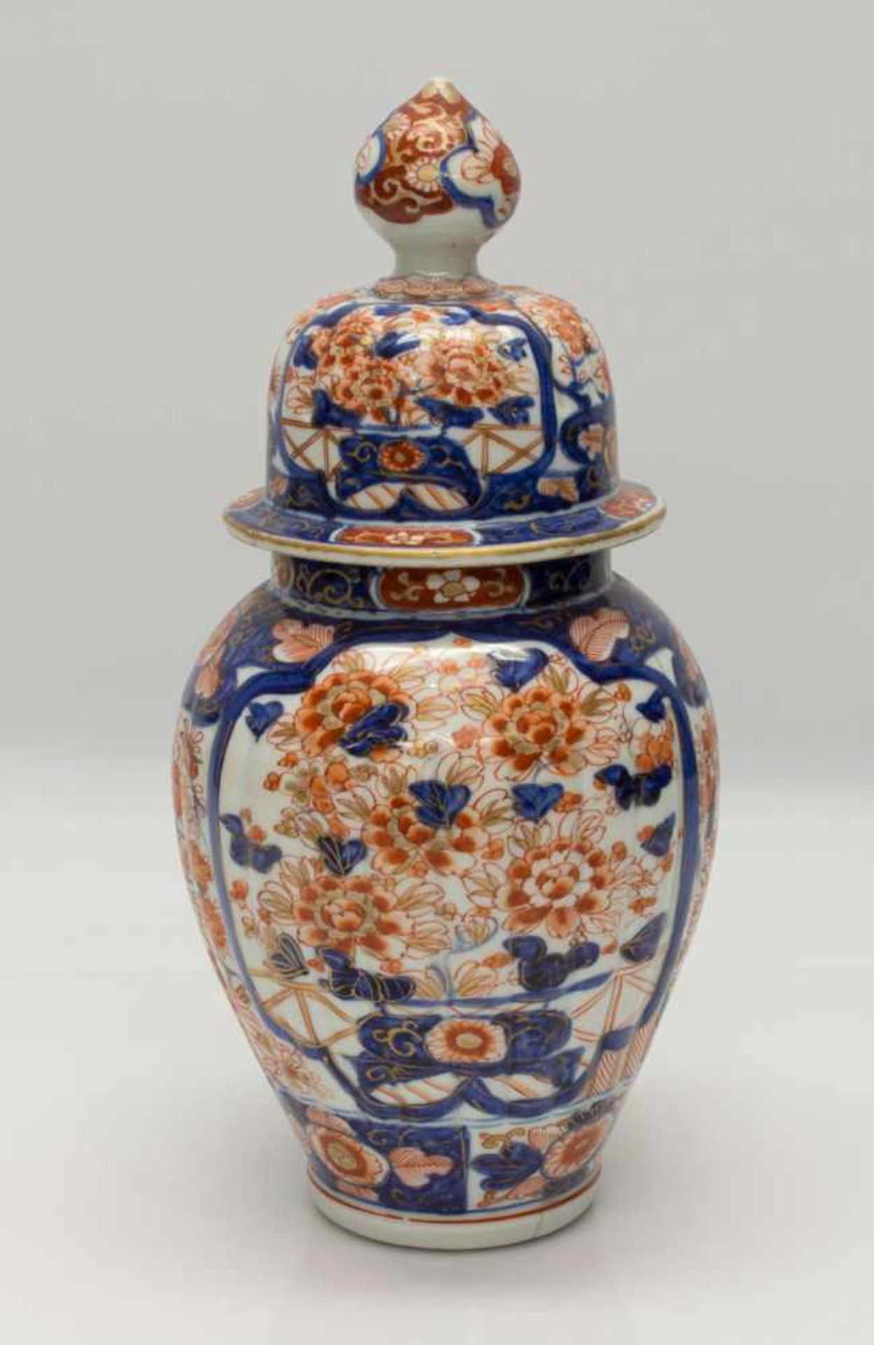 DeckelvaseChina um 1900, Porzellan mit typischer Blau- u. Rotmalerei, Deckel altrest., Vase fast
