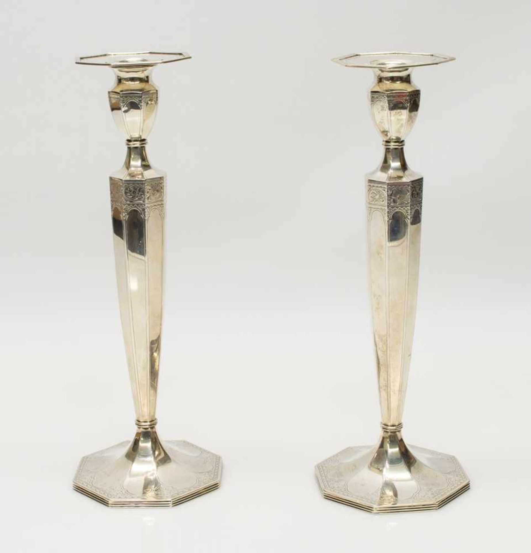 Paar KerzenleuchterSterlingsilber, gefüllt, balusterförmiger Schaft im Empirestil, H. 31 cm