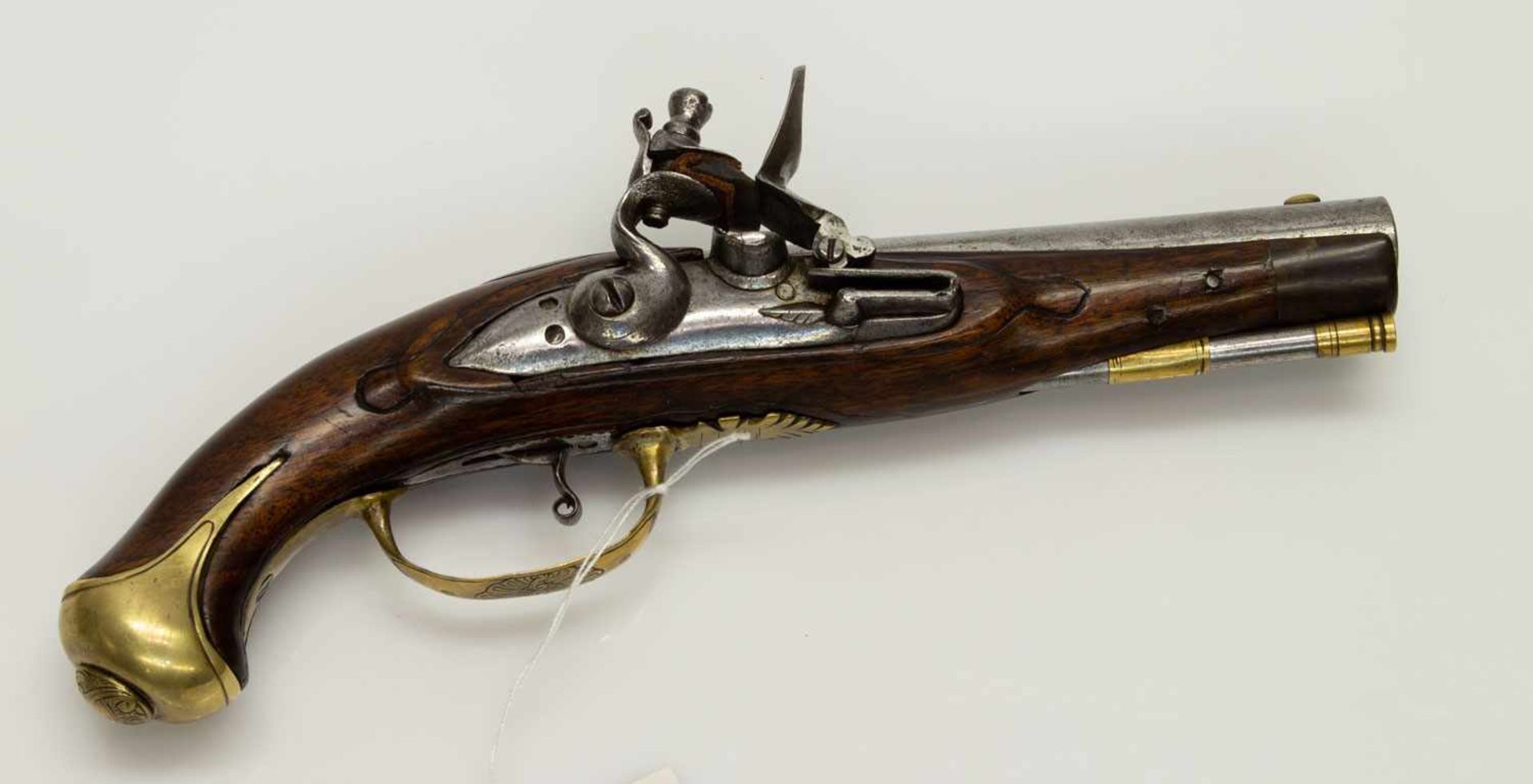 Steinschloßpistoleum 1740, Ganzschäftung mit Hornabschluß, Messingmontierung teilw. ziseliert,