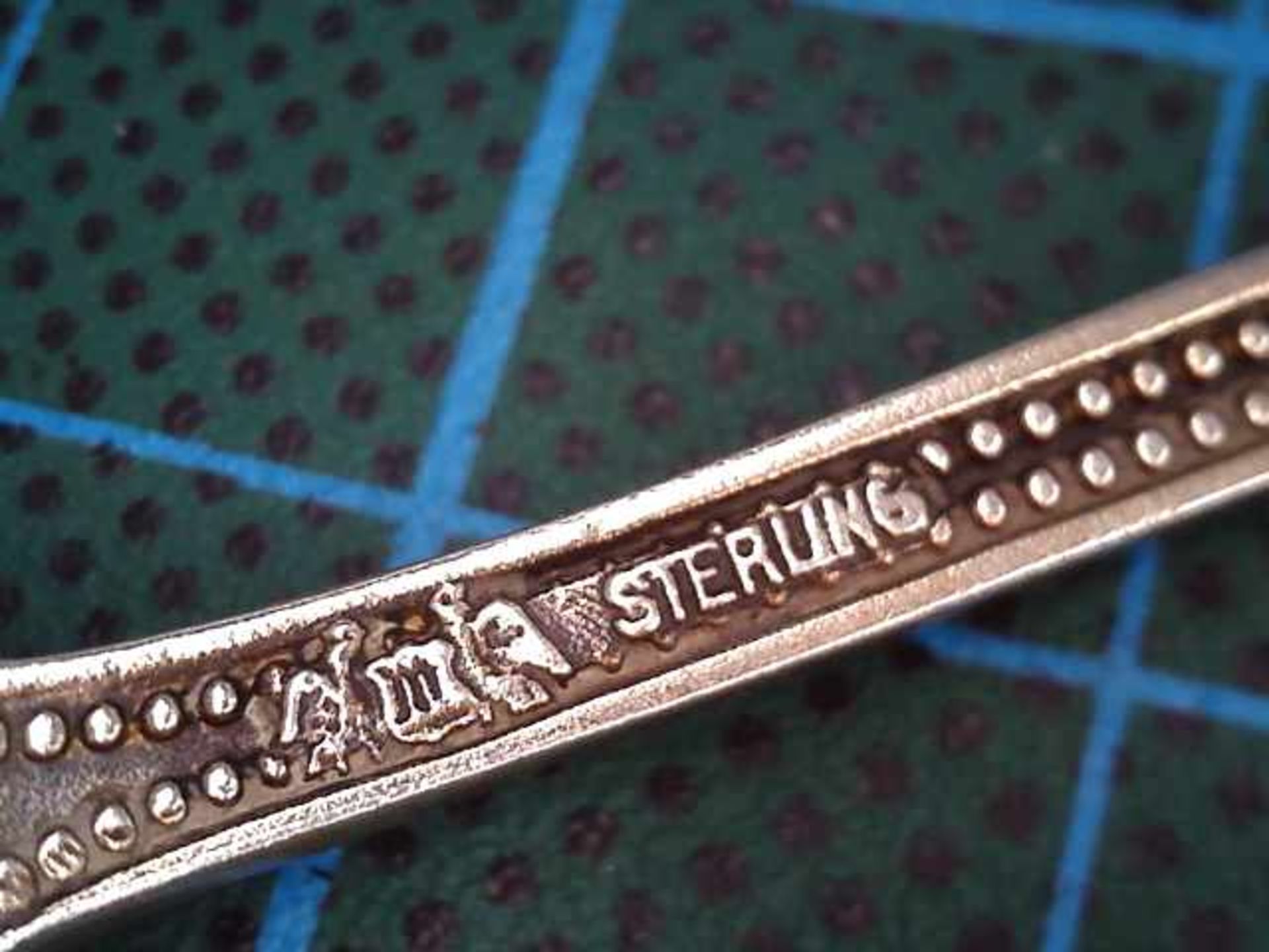 SahnelöffelSterling Silber, feines, handbemaltes Emailmedaillon am Griffende, L. 13,5 cm - Bild 2 aus 2