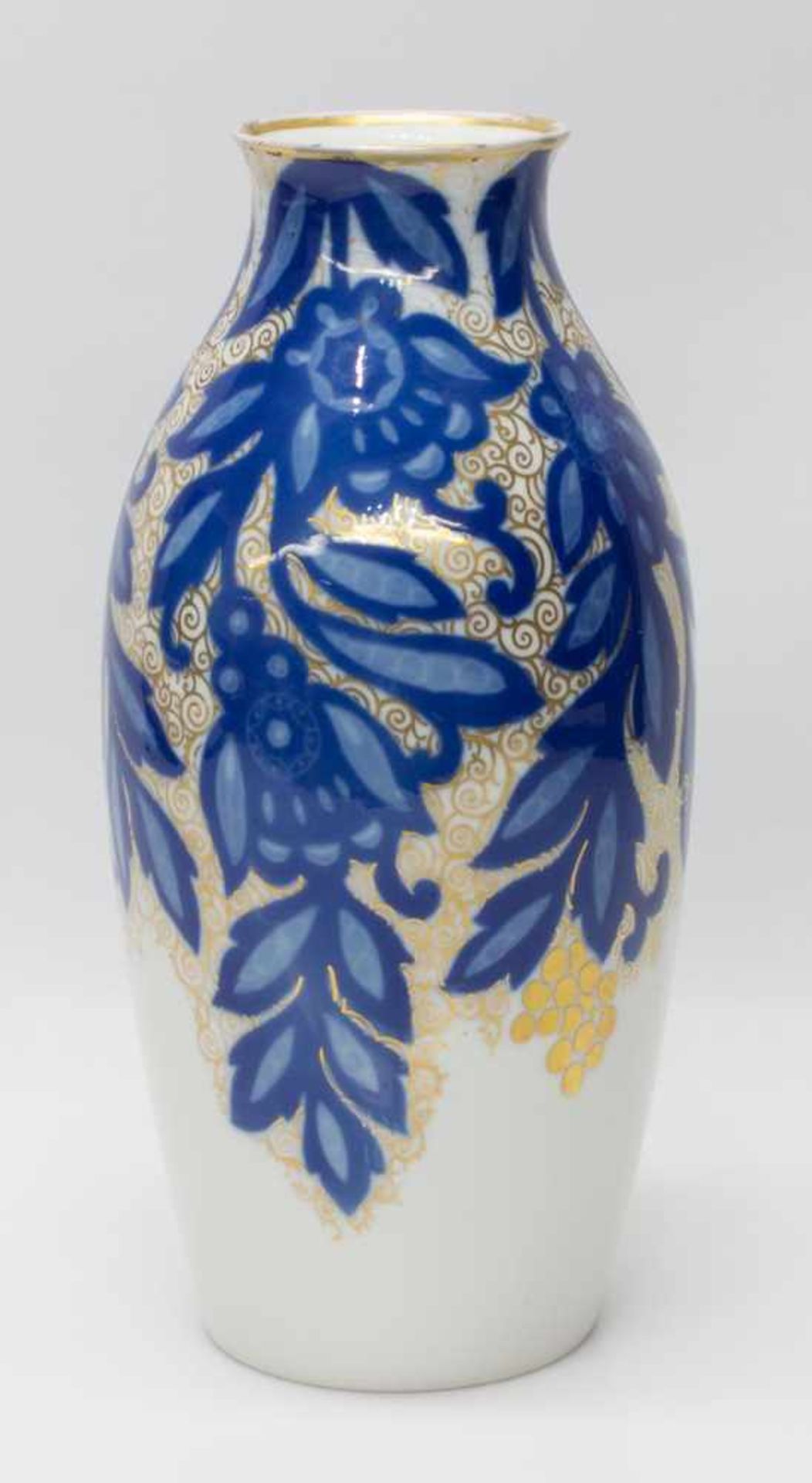 Vaseum 1910, Porzellanfabrik Philipp Rosenthal & Co. AG, , Weißporzellan mit Rosari-Dekor (Entwurf