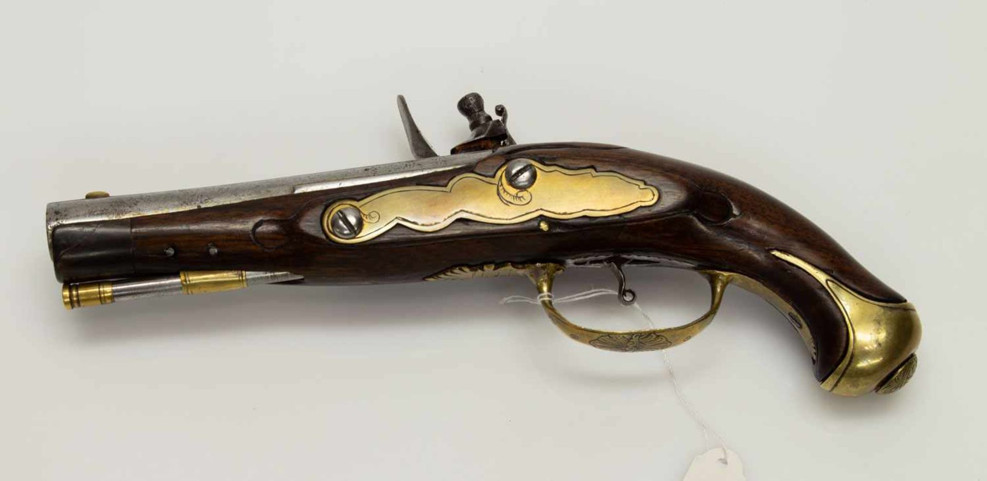 Steinschloßpistoleum 1740, Ganzschäftung mit Hornabschluß, Messingmontierung teilw. ziseliert, - Image 2 of 2