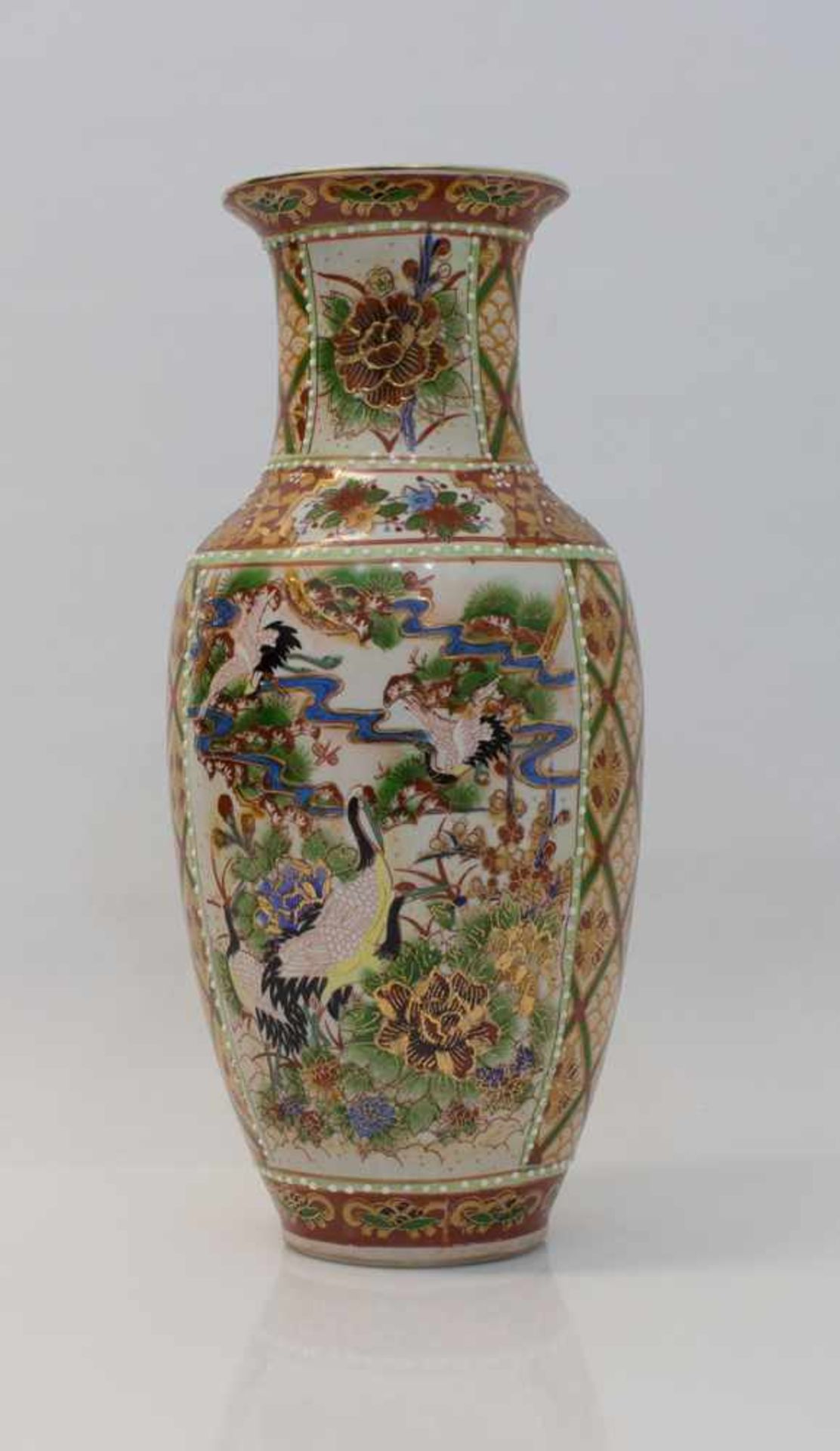 TischvaseChina 20. Jh., am Boden gemarkt, Keramik von Hand staffiert, H. 31 cm