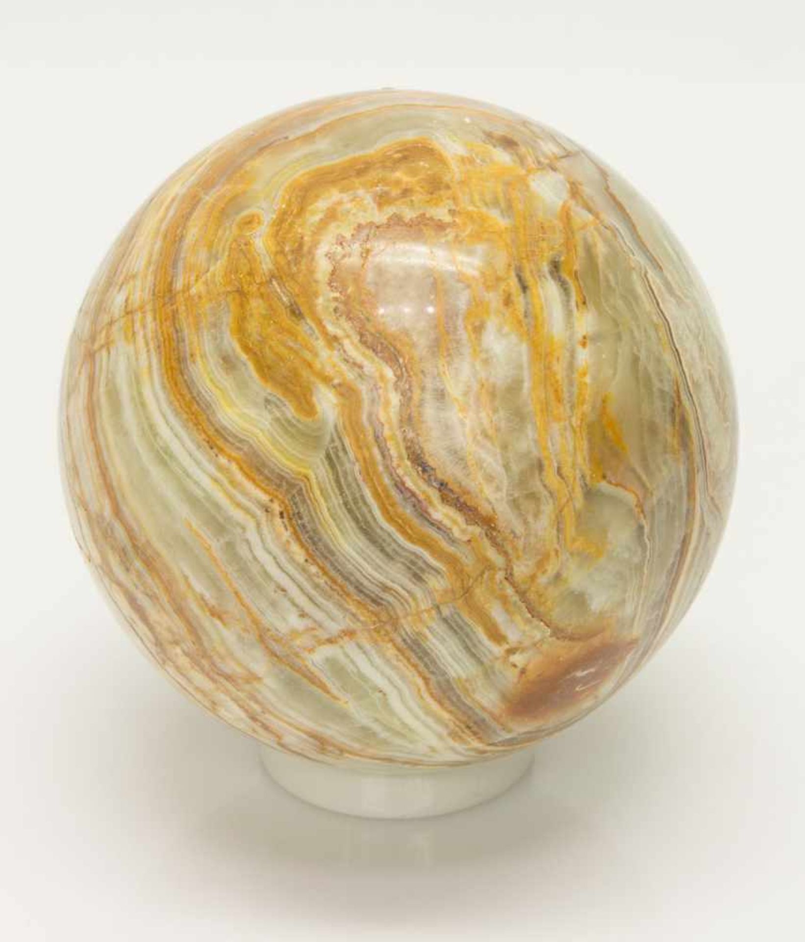 Steinkugel20. Jh., polierte Achatkugel, beige mit feiner Äderung, D. 9 cm