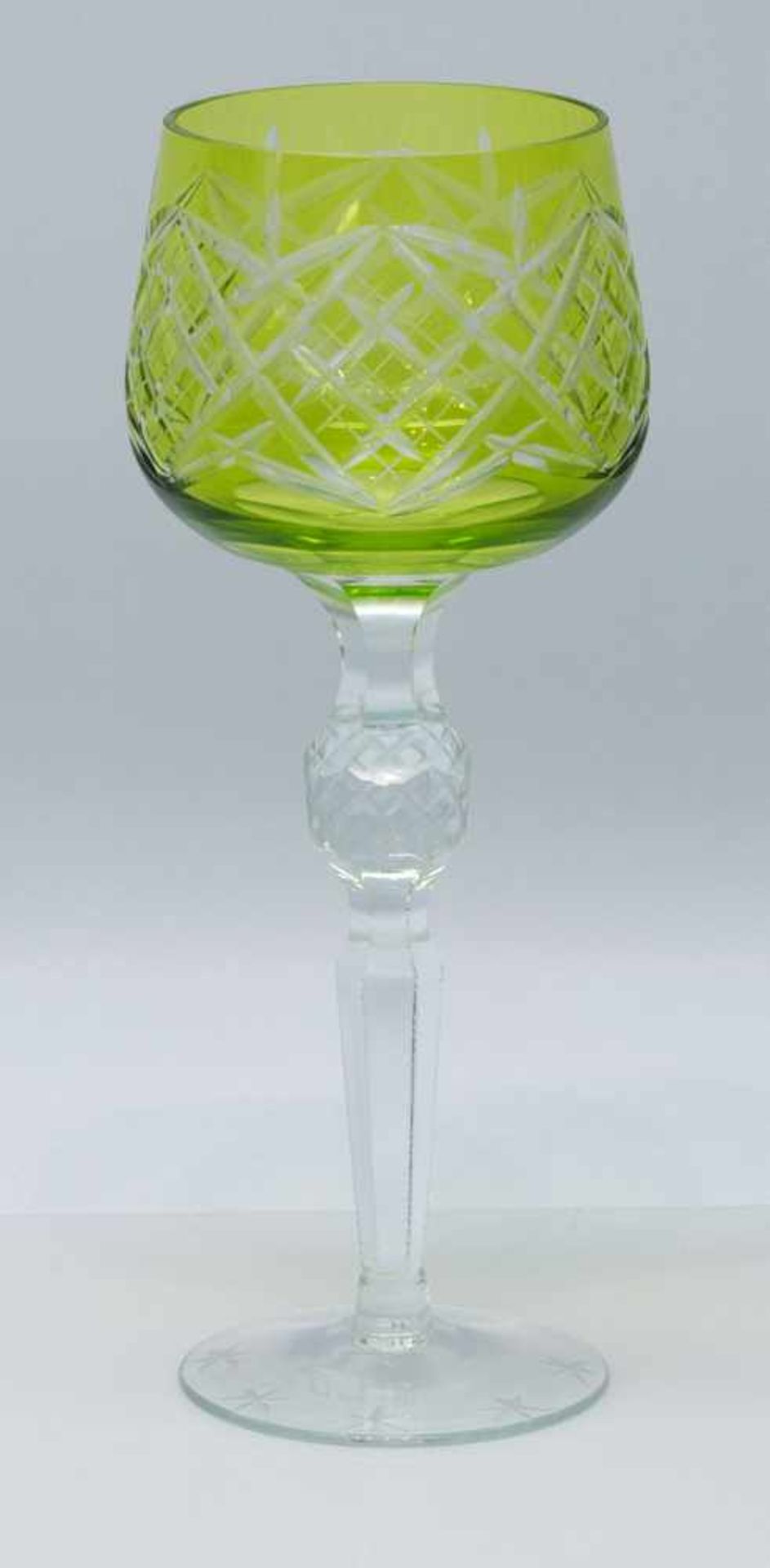 RömerKristallglasrömer, grün überfangen mit handgeschliffenem Dekor, H. 21 cm