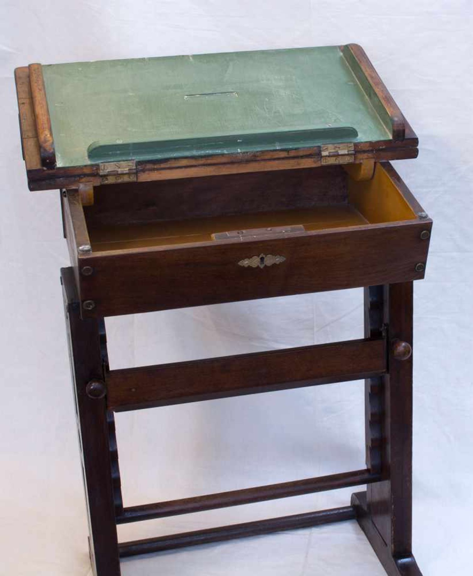 Schülerpult u. -Stuhlum 1910/ 20, mehrfach verstellbar, klappbare Schreibplatte, mit Stauraum u. - Bild 3 aus 4