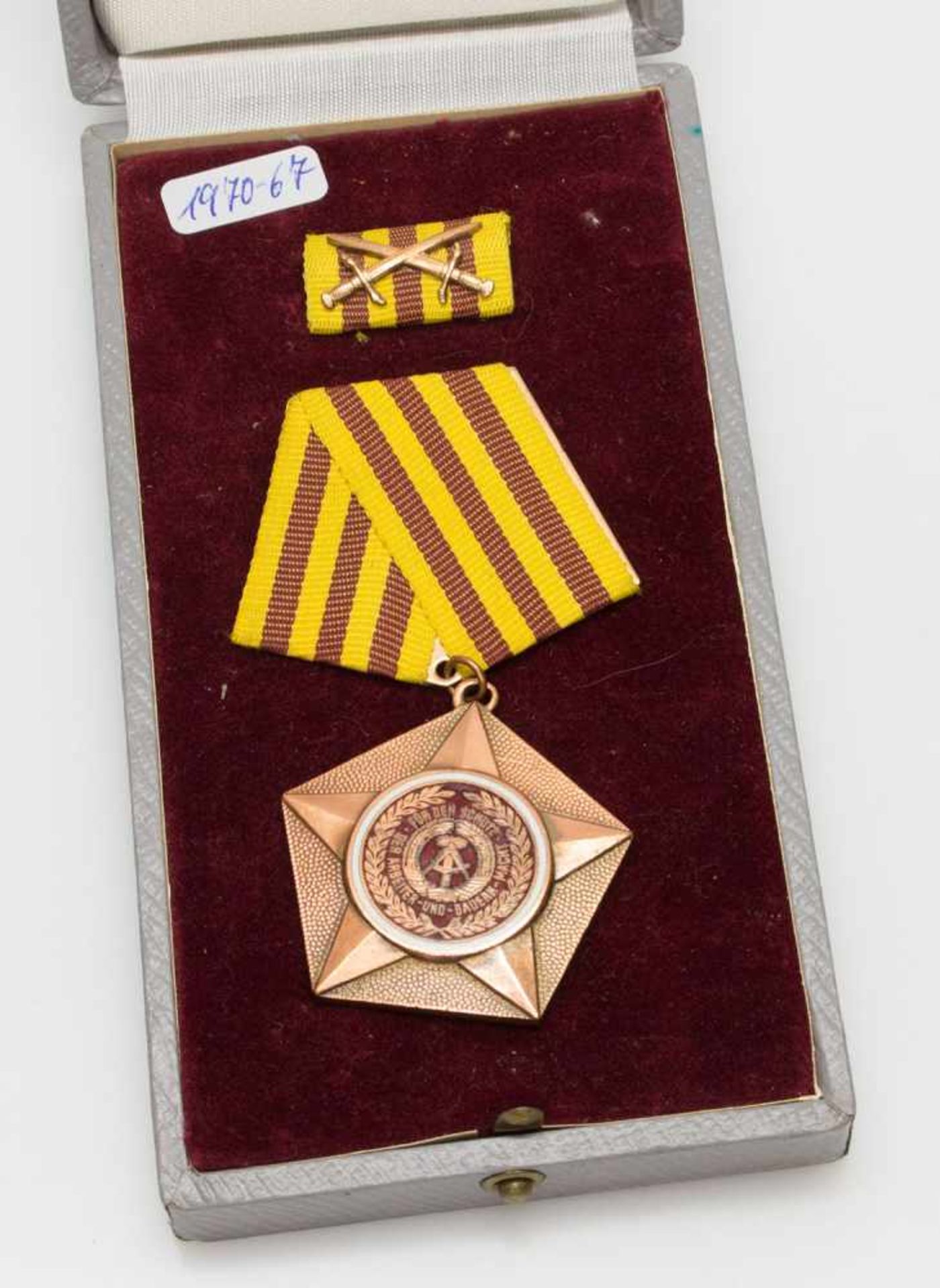 Auszeichnung„Kampforden für Verdienste um Volk und Vaterland“, Bronze als Muster (verso bezeichnet),