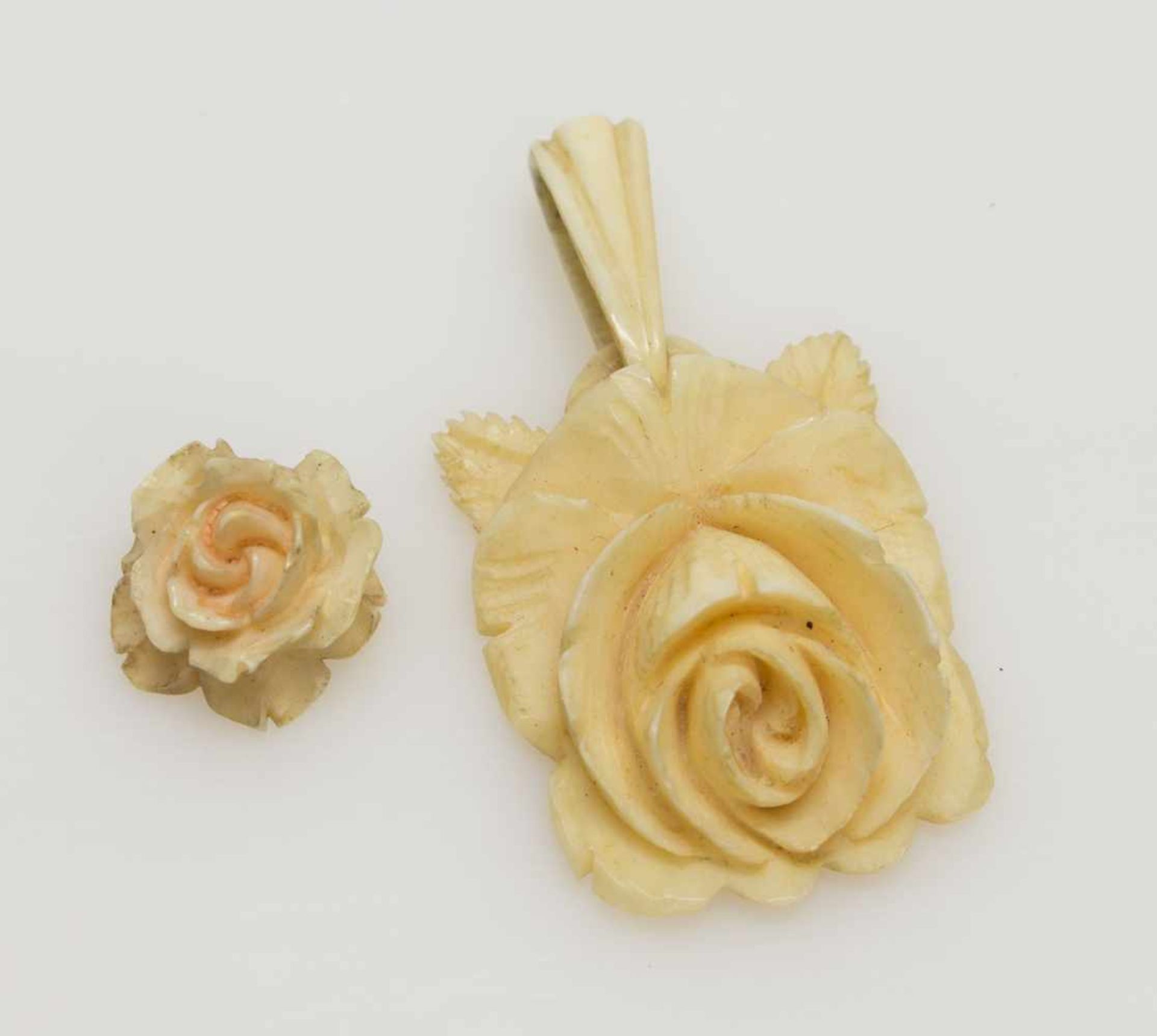 Paar Kettenanhängerum 1920, Elfenbein, plastisch geschnittene Rosenblüten, min. best.