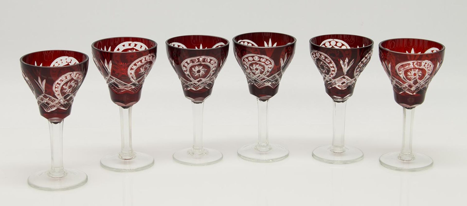 6 Sherry-/ PortweingläserBöhmen, rubinrot überfangenes Glas mit Handschliff, H. 12 cm