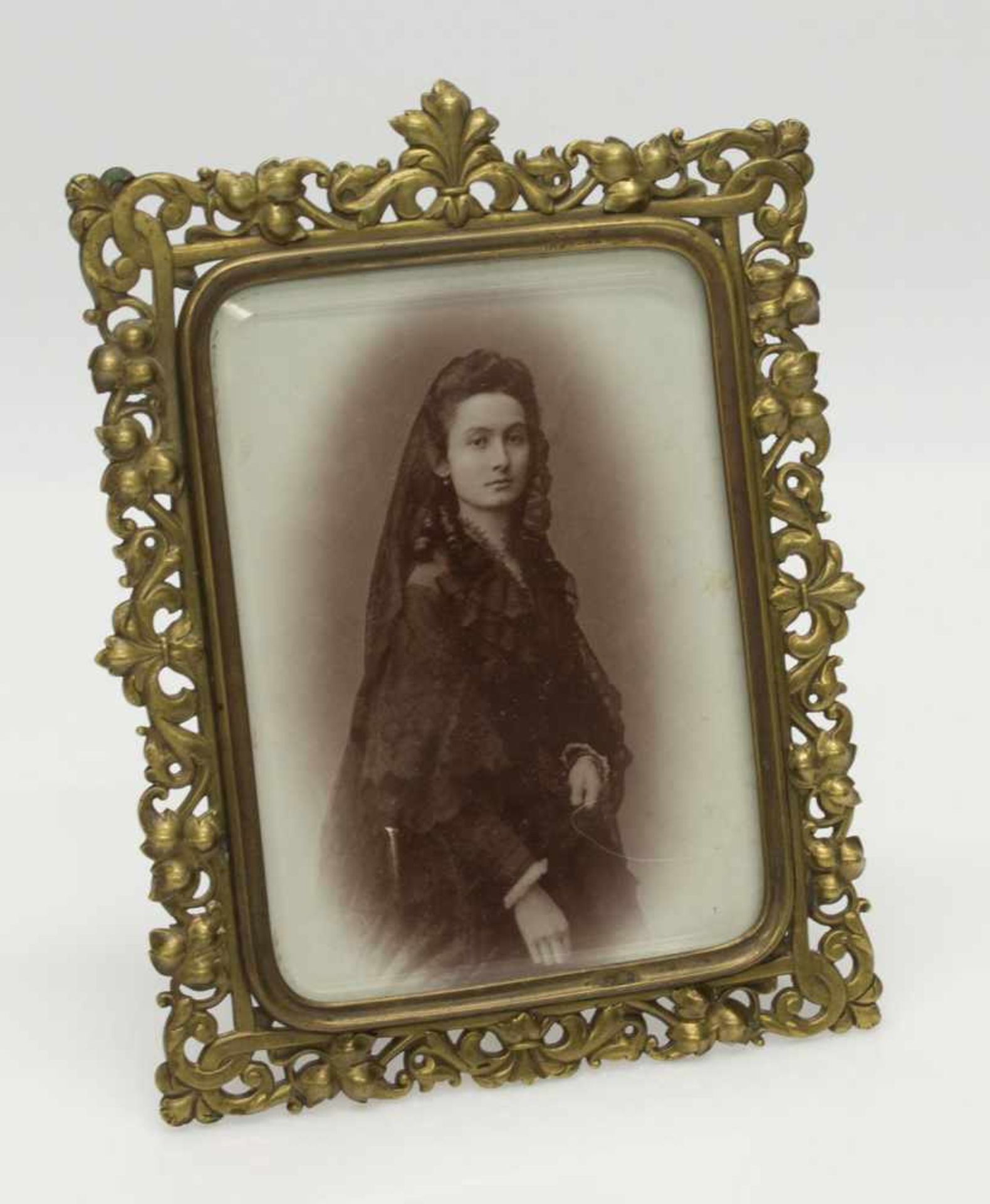 Tischbilderrahmenum 1880, filigraner Bronzeguß, mit Frauenportrait aus dem Atelier Georg v. d.