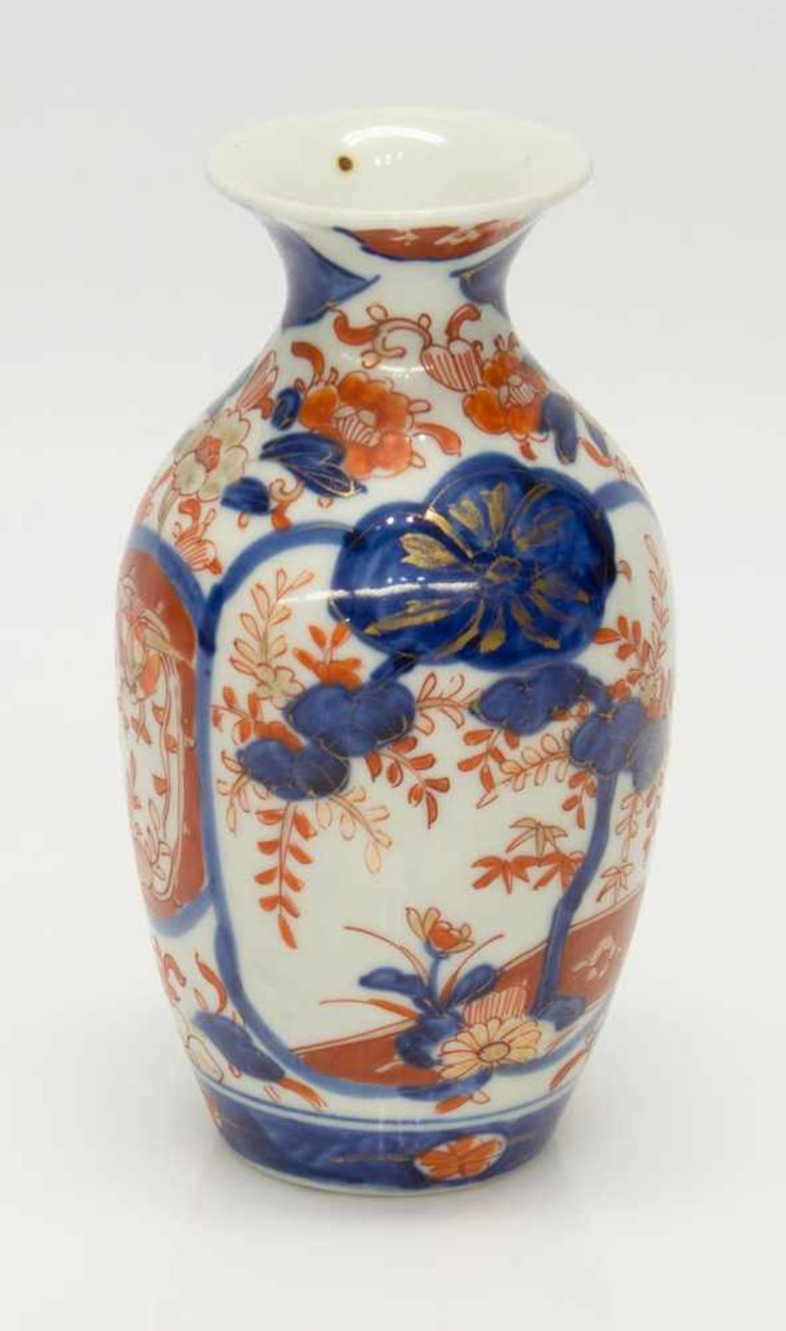 PorzellanvaseJapan um 1930er Jahre, handgemalter Dekor in Blau/ Rot, H. 15,5 cm