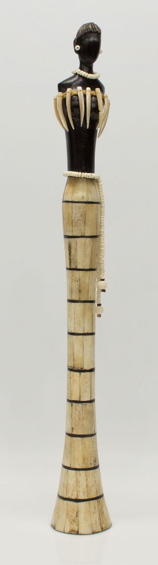 FigurMauretanien, Holz geschnitzt mit Beinplatten belegt, H. 61