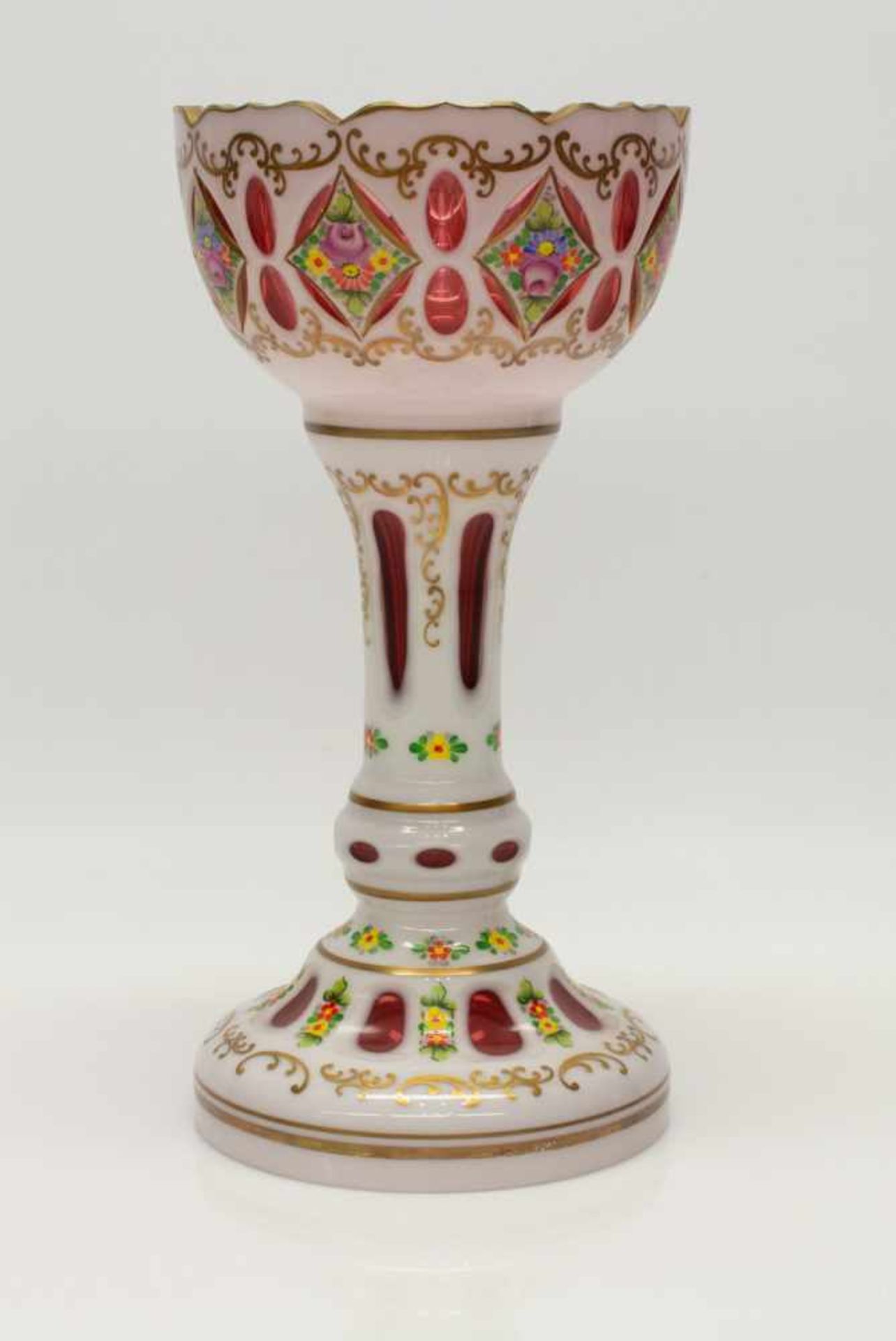 Glaspokalin der Art des Biedermeier, mehrfarbig überfangene Klarglasmasse, reiche Handmalerei, H. 30