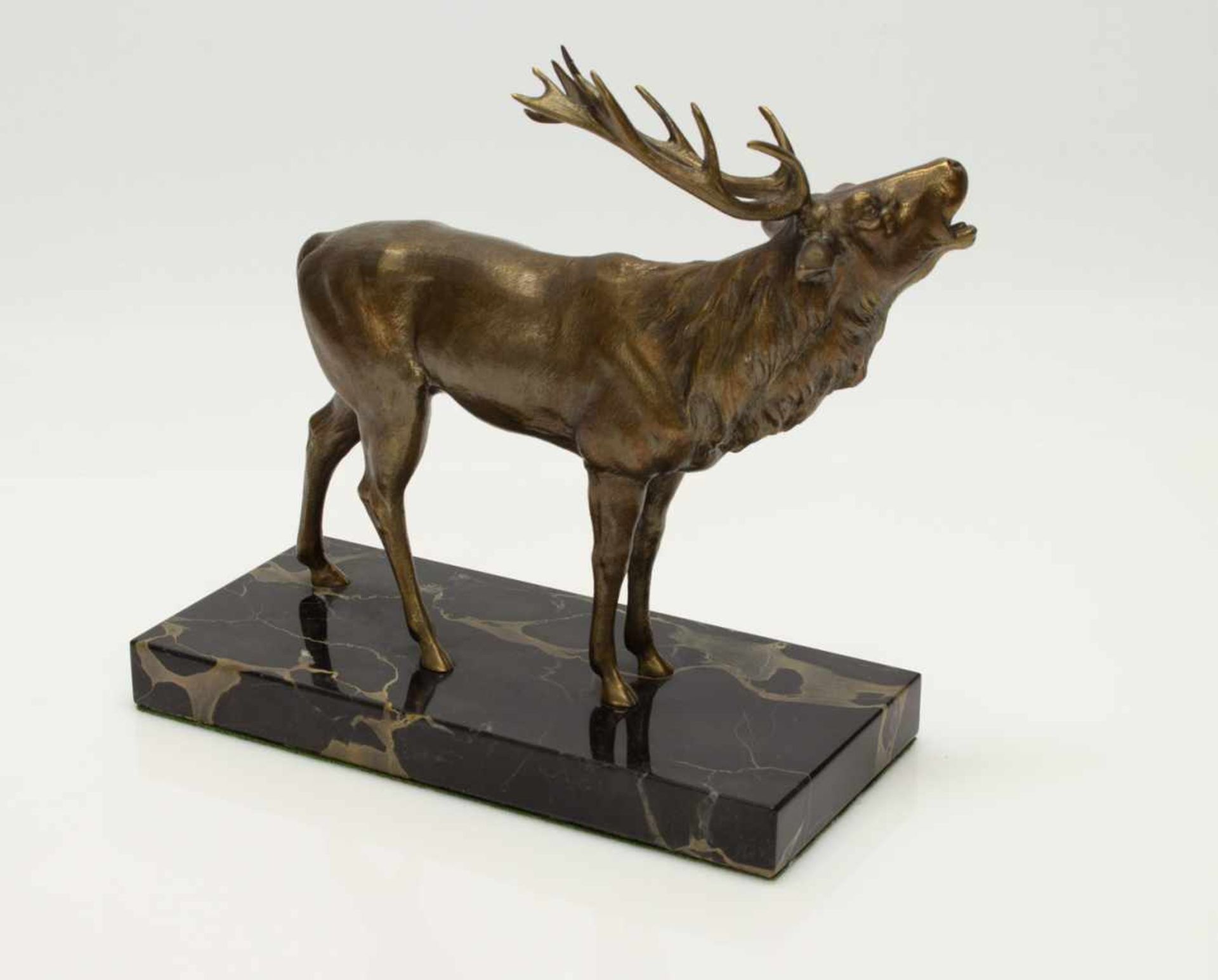 BronzehirschRöhrender Hirsch auf Marmorplatte, Weißbronze brünniert, H. 19 cm - Bild 2 aus 2