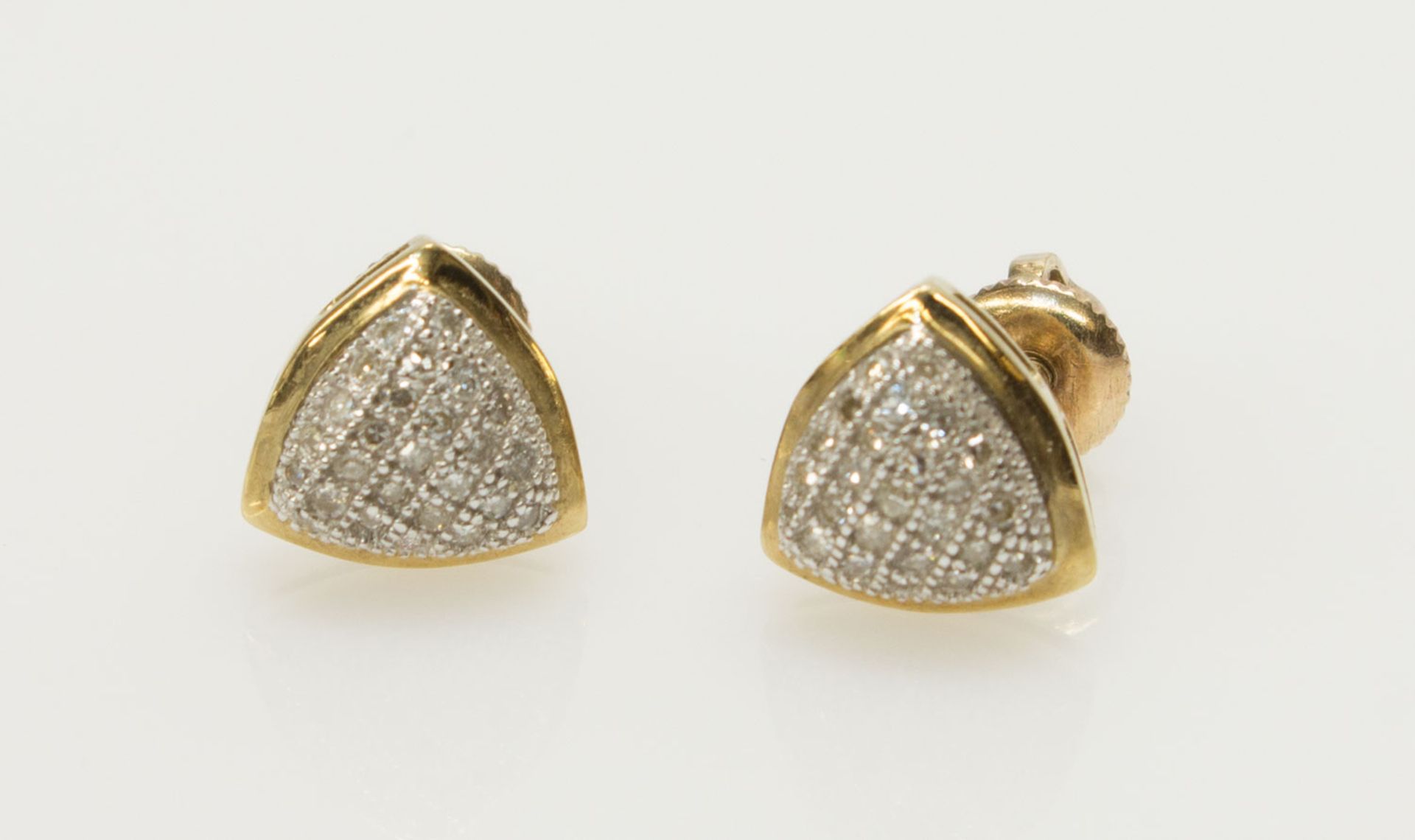 Ohrstecker9 kt. GG, 1,3 g, dreieckige Form mit jew. 25 kleinen Brillanten (zus. ca. 0,3 ct.),