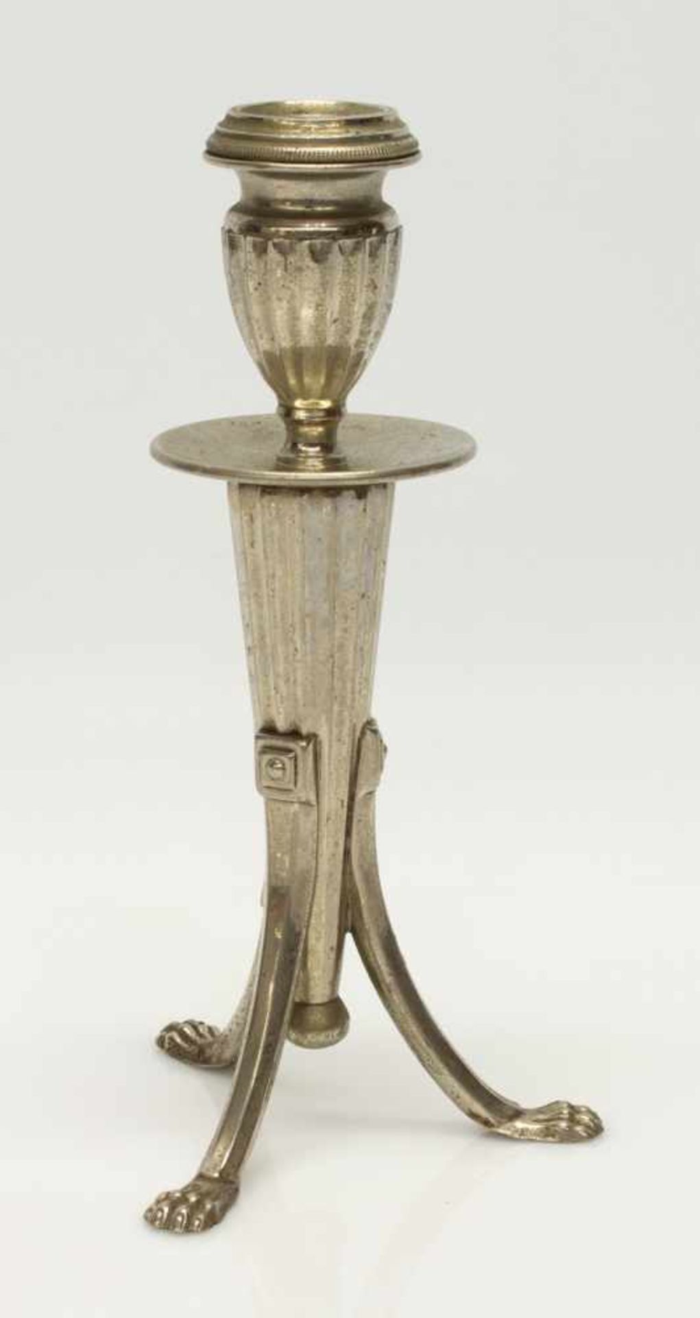 Tischleuchterum 1920, im Empirestil, Metall verchromt, H. 21 cm