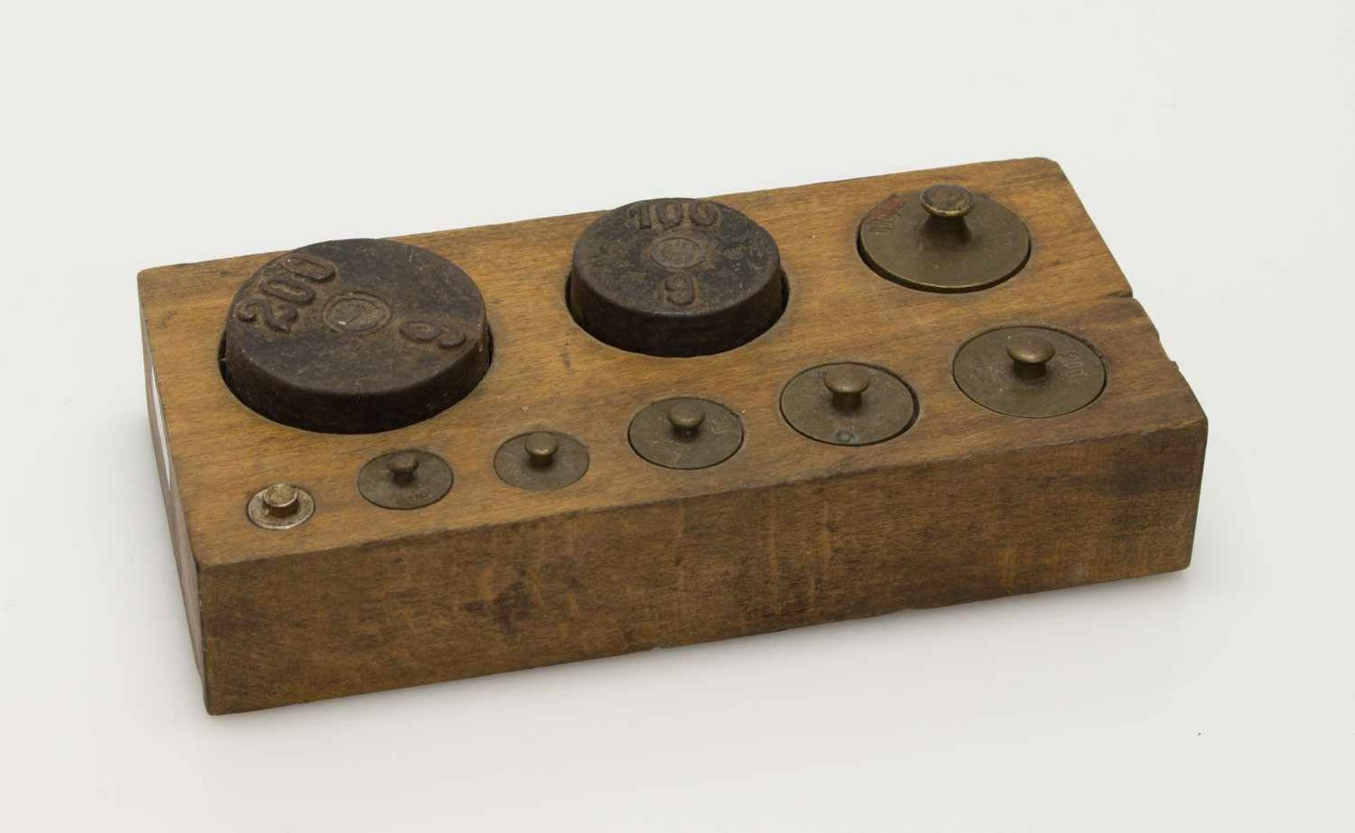 Gewichtssatzum 1930er Jahre, Prüfstempel Deutsches Reich, 1-200g, 9 Gewichte auf Holzblock
