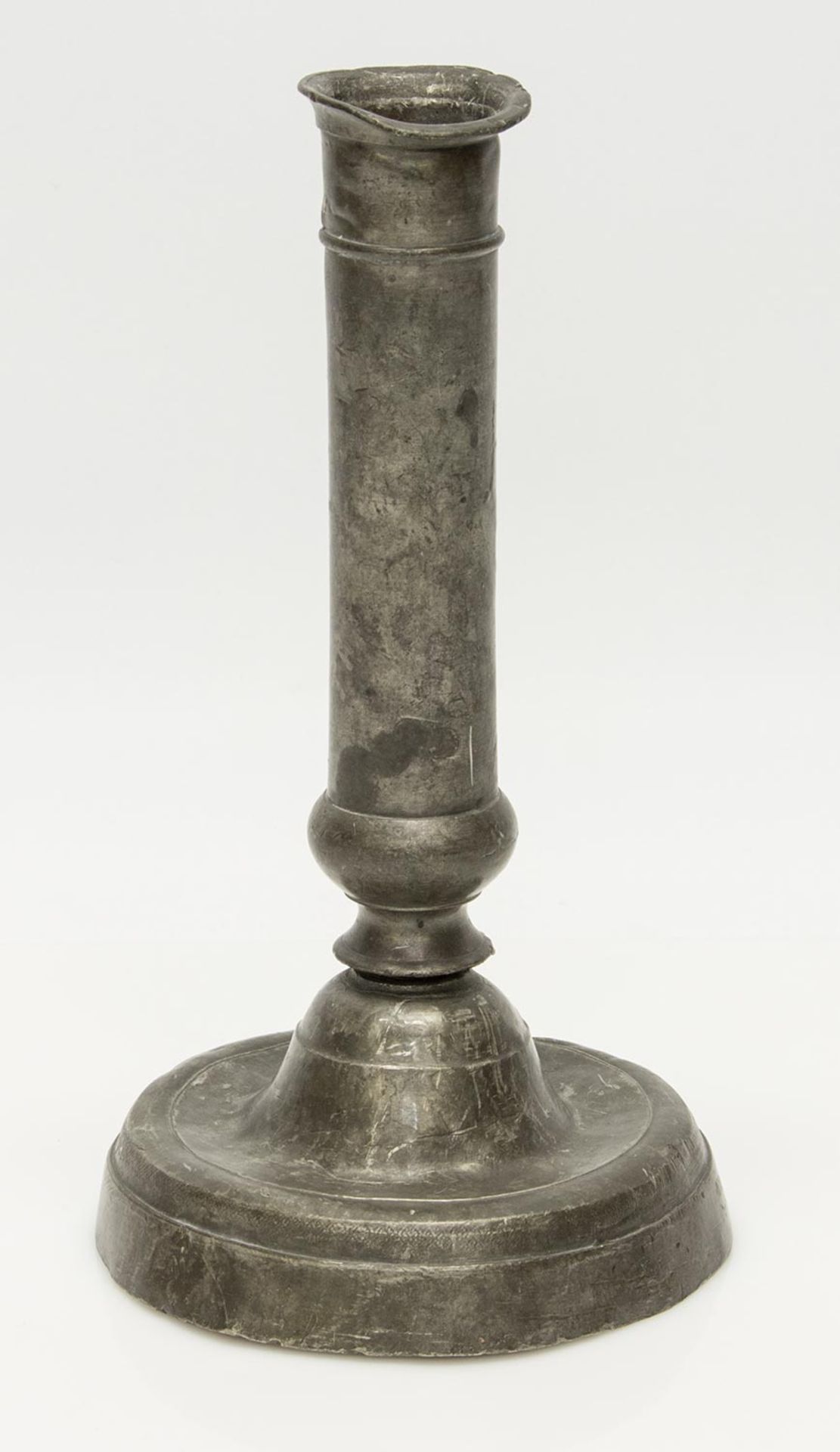 Barockleuchterum 1750, Zinn, Tellerförmiger Fuß mit geradem Schaft, H. 22 cm