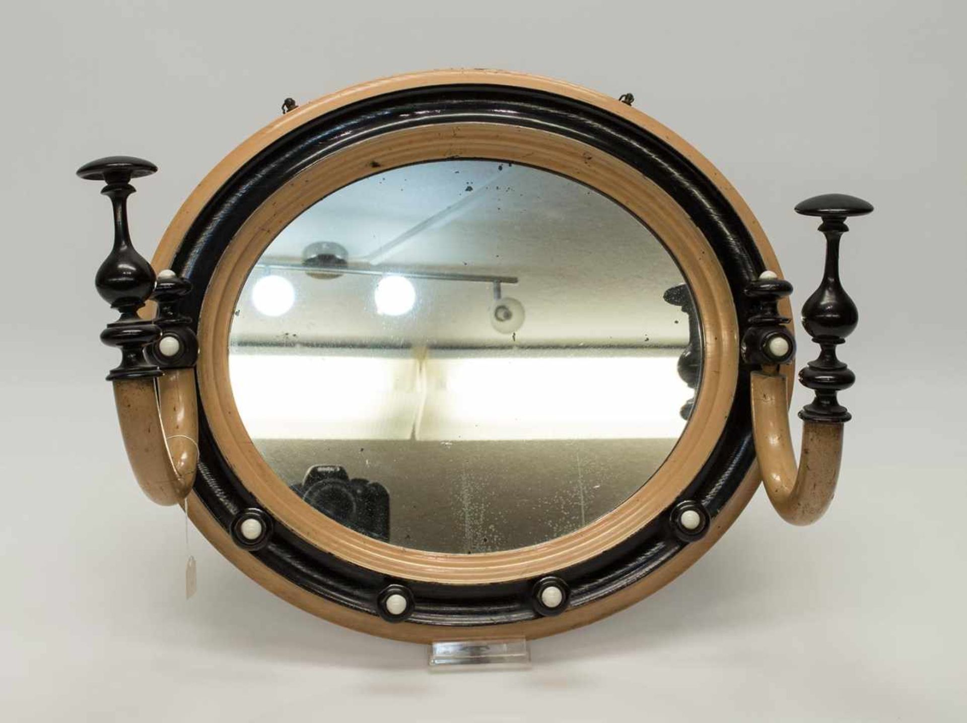 Biedermeiergarderobeum 1840, ovaler Spiegel mit ebonisierten Kleiderhaken, 2 klappbare Huthaken,
