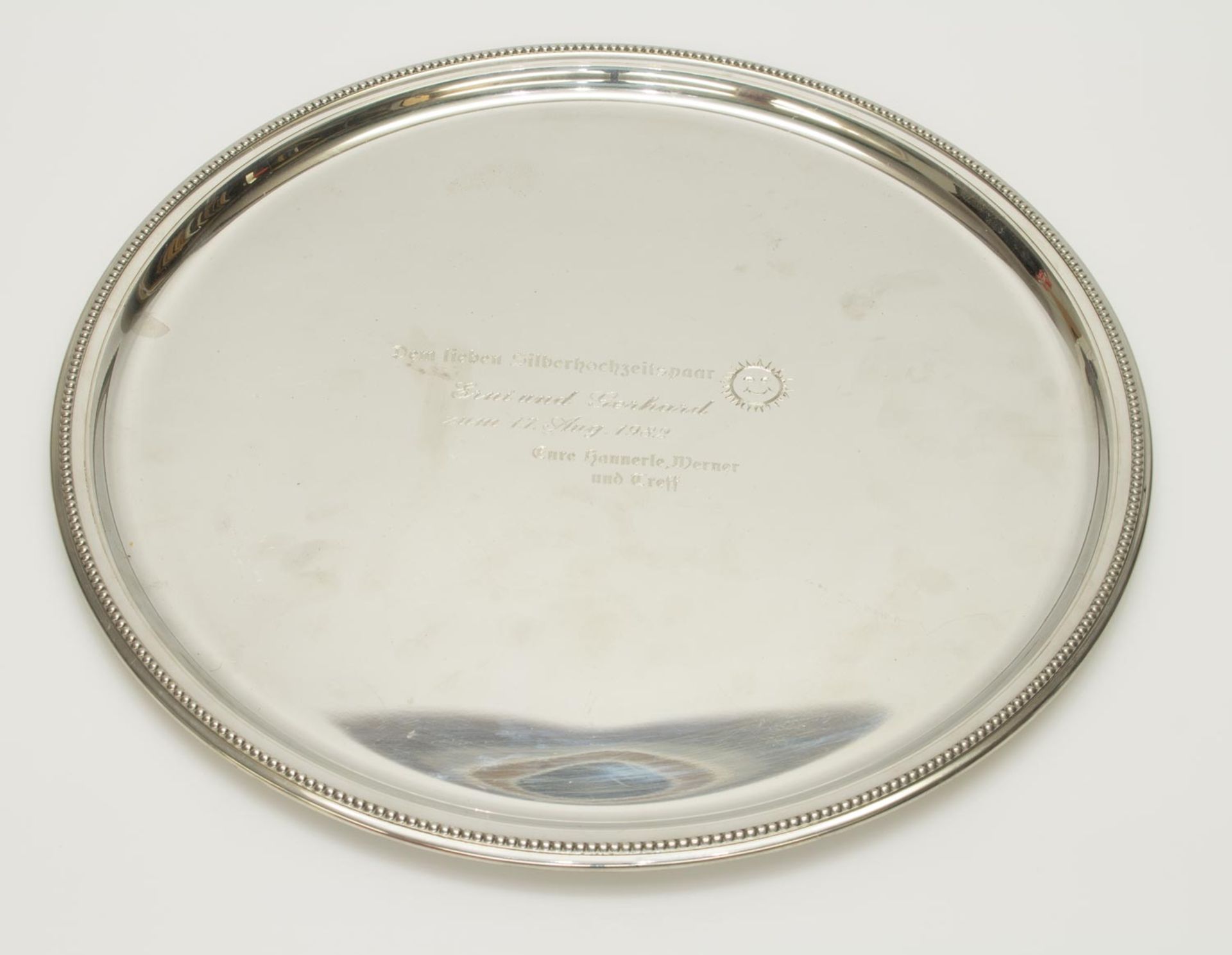 ServiertablettFrankreich 20. Jh., Etain, rund mit Perlbandrand, mittig graviert, D. 35 cm