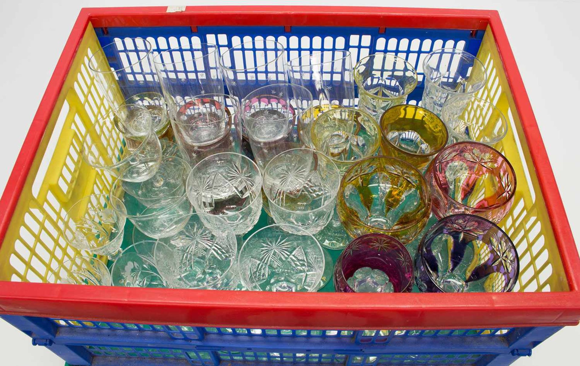 Lot Gläser36 geschliffene Kristallglasgläser, z.t. farbig überfangen u. ganze Sätze