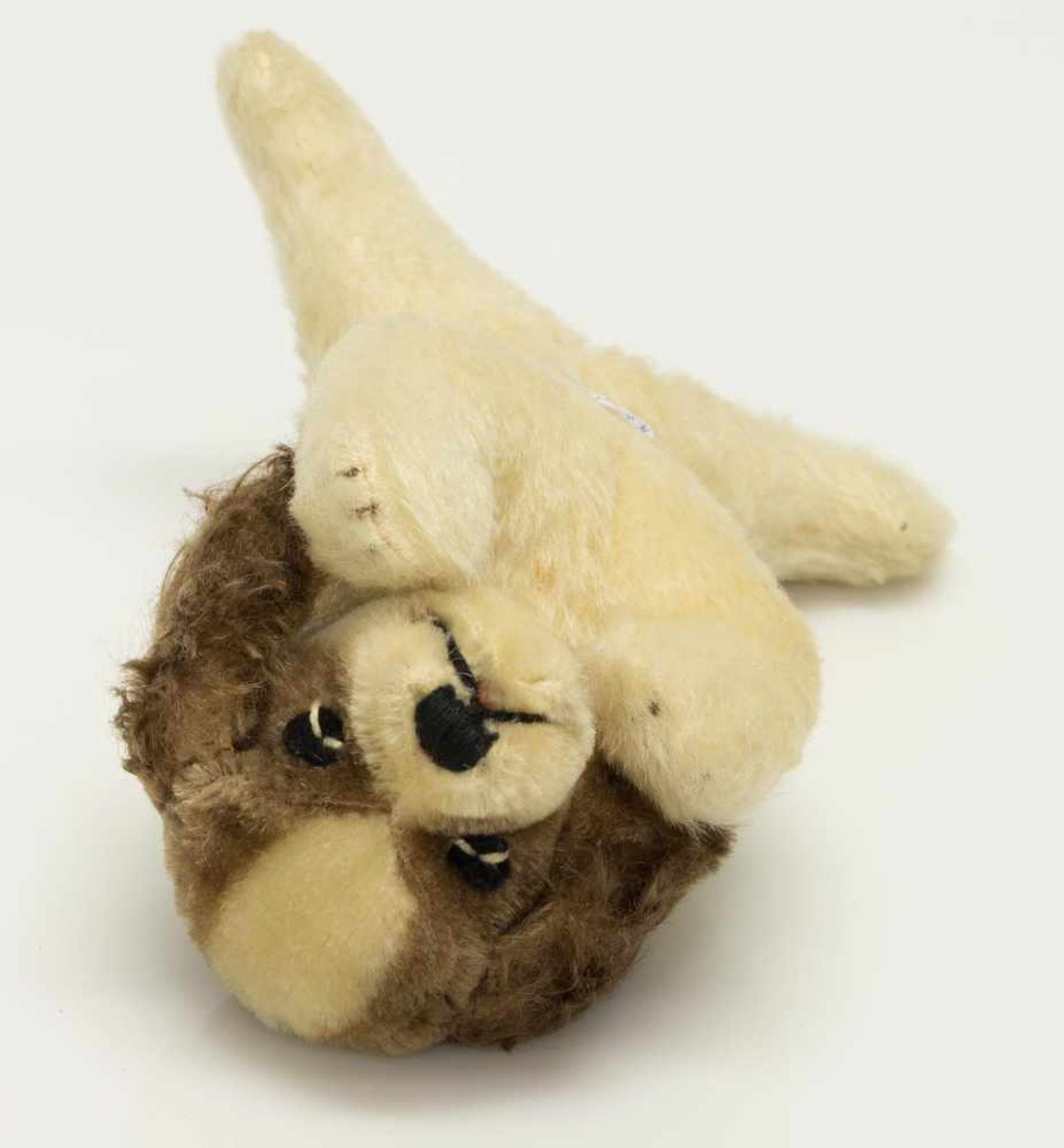 Steiff HundLiegender Steiffhund mit Knopf u. Fahne, um 1960er Jahre, L. 20,5 cm - Bild 2 aus 2