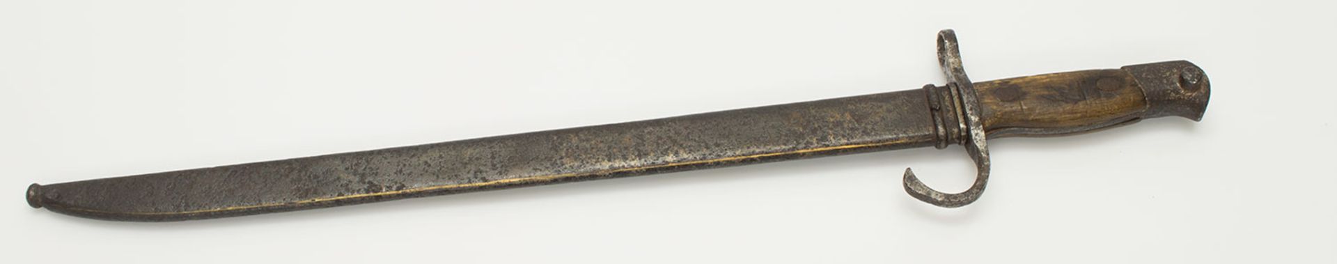 BajonettJapan II. WK, mit Klingenhersteller, Holzgriffschalen u. Eisenscheide, L. 53 cm - Bild 3 aus 3