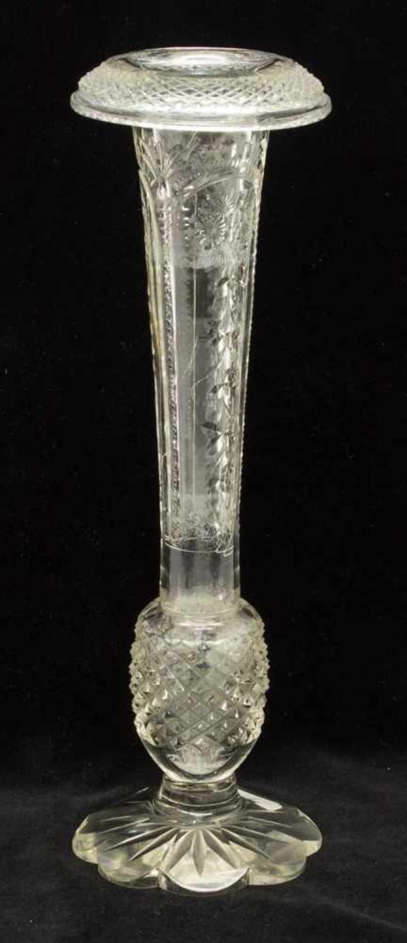 Orchideenvaseum 1830, Kristallglas, schlanker Schaft, mit handgeschliffenen Blumenranken,