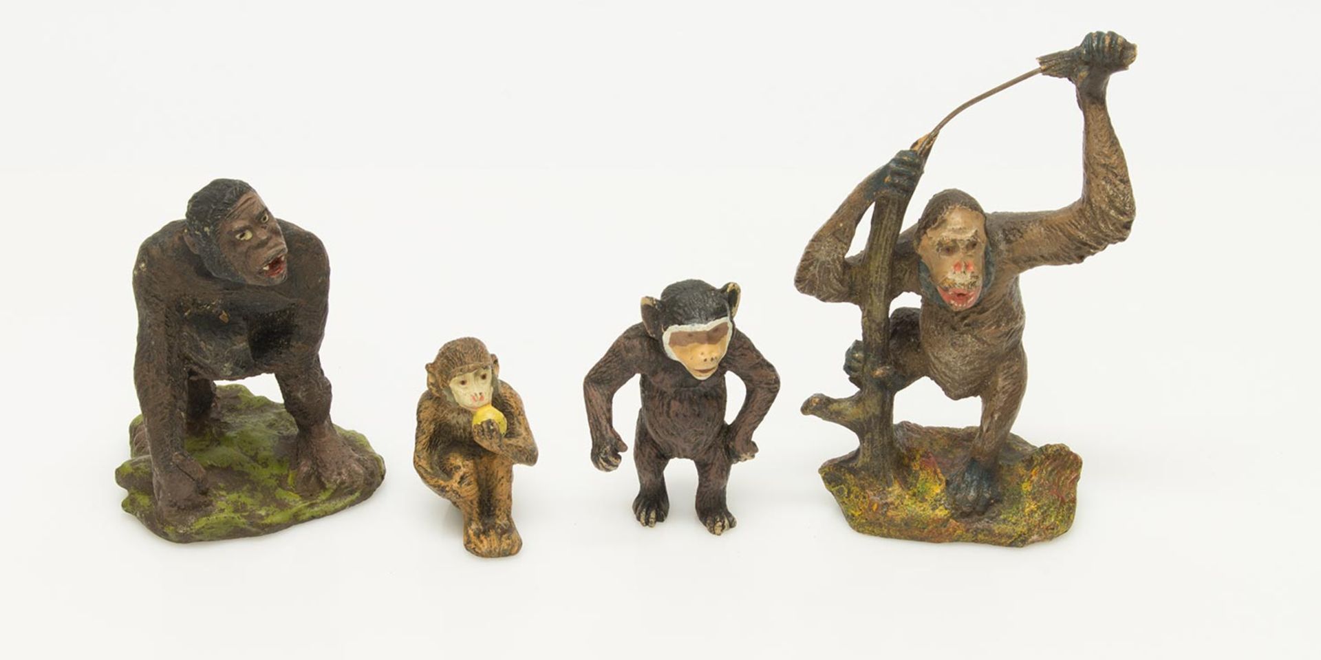 Lot Massefigurenum 1930er Jahre, 4 Affen, 1 x gemarkt Elastolin, H. max. 14 cm, bespielt