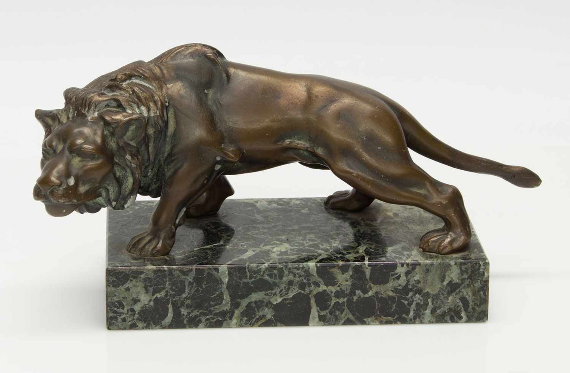 Bronzelöweauf Marmorplinthe, Weißbronze brüniert, L. 18 cm