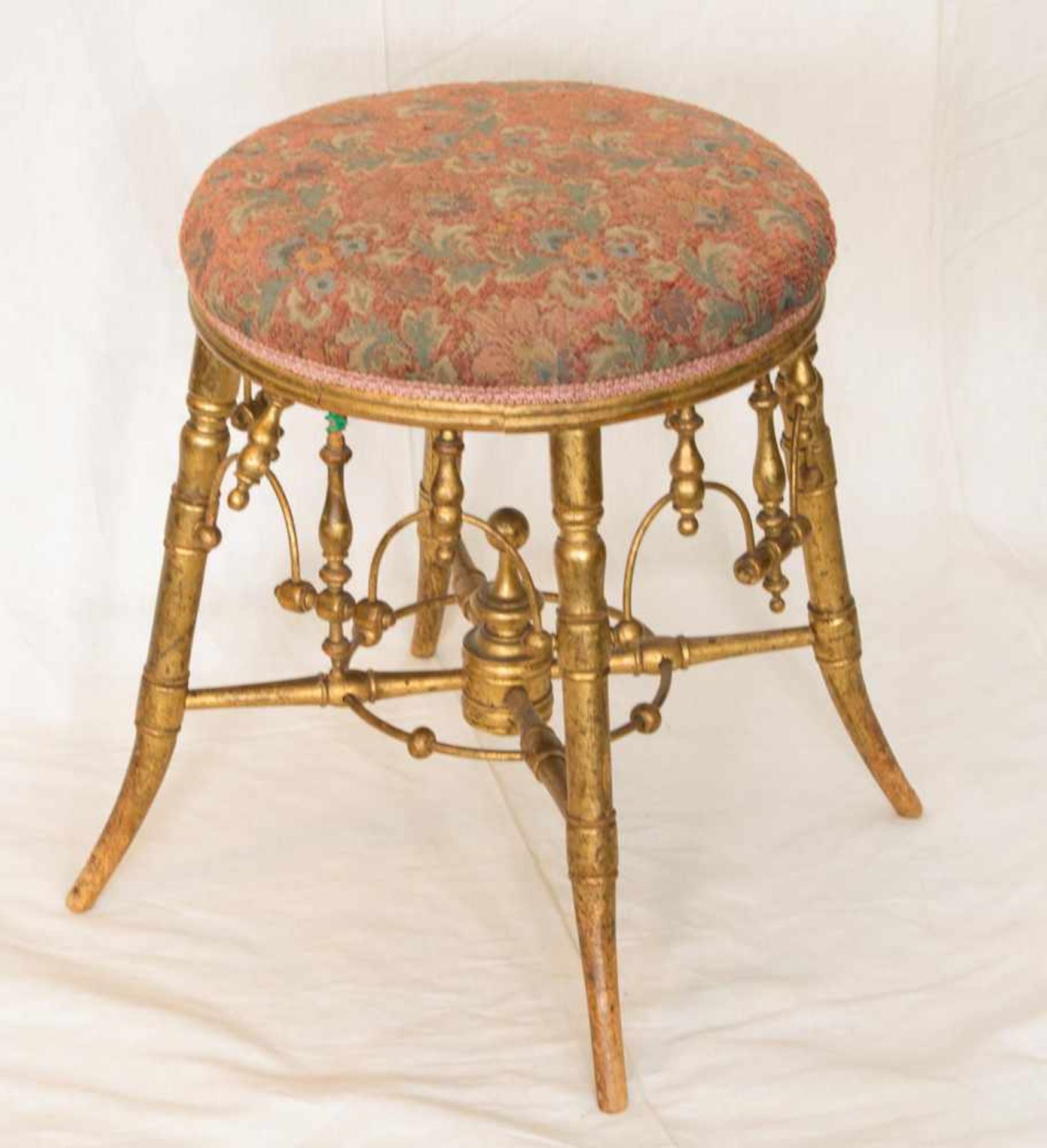 Sitzhockerum 1880, viele gedrechselte Teile, Holz, goldfarben gefasst, gepolstert, H. 49 cm