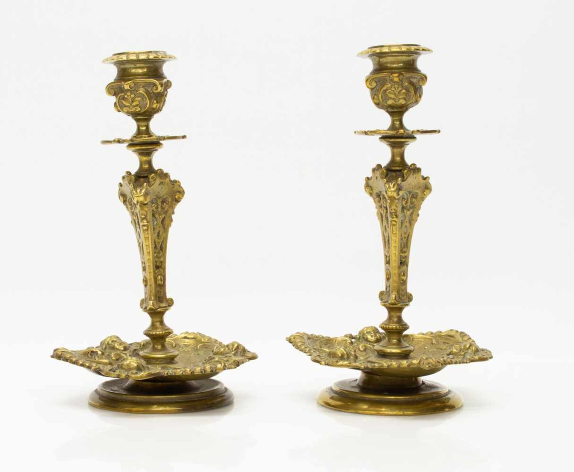 Paar KerzenleuchterGründerzeit um 1880, Bronzeguß mit großer Tropfschale mit Puttiköpfen, reich