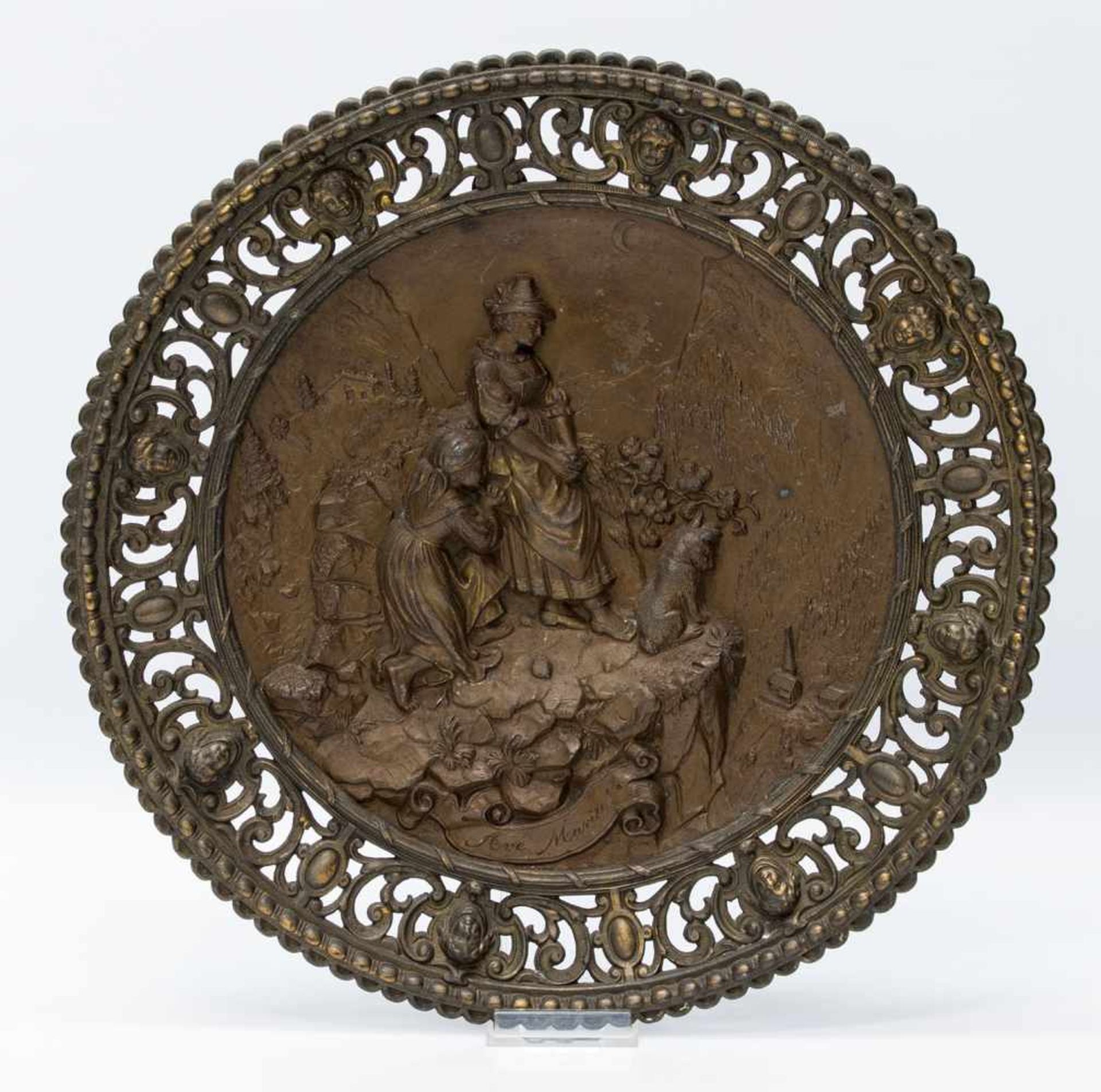 WandplatteHistorismus um 1890, Weißbronze brüniert mit romantischer Szene u. Schriftzug „Ave Maria“,