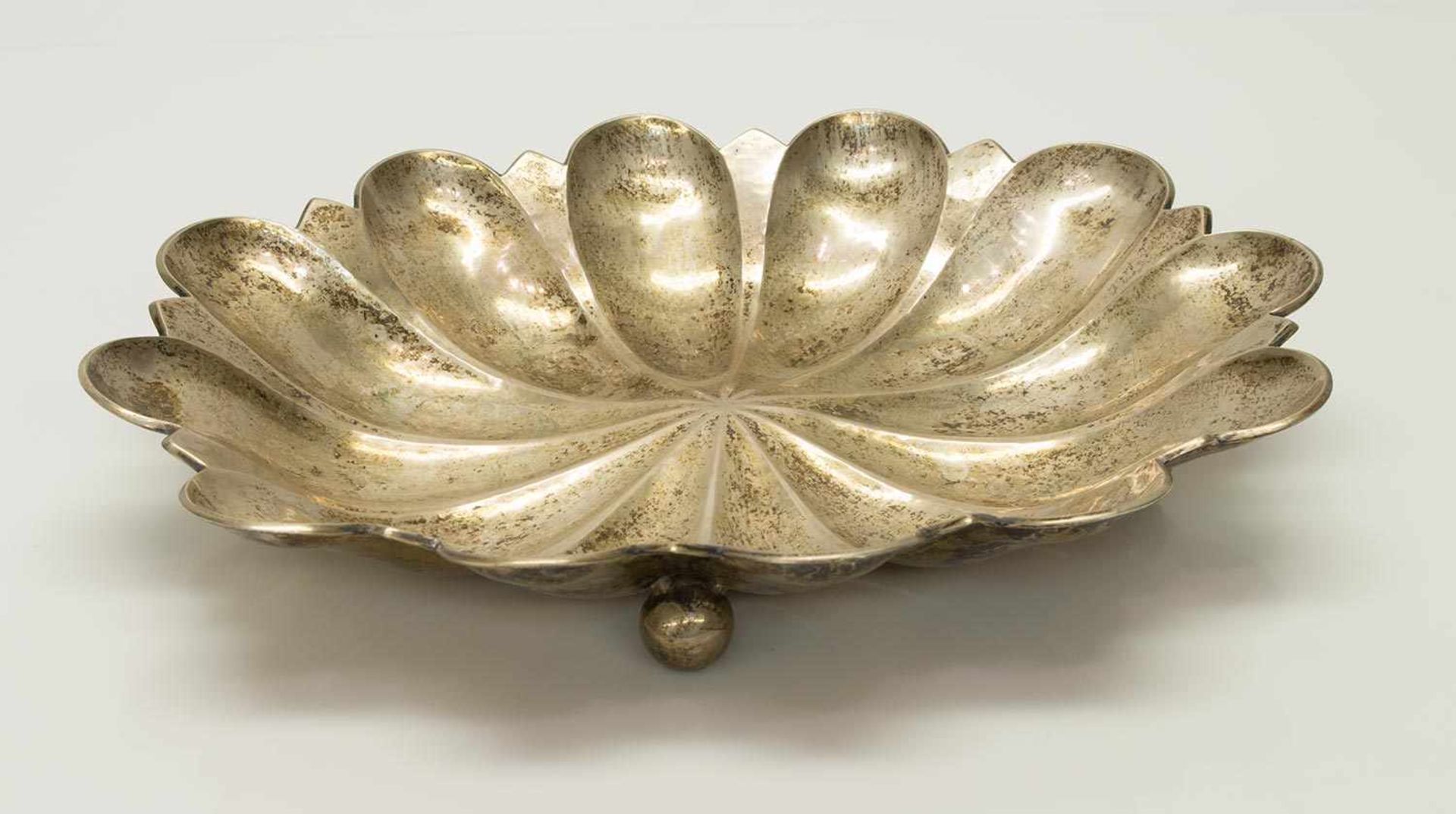 Schaleum 1900, Silber, gepunzt mit Frauenkopf nach rechts u. Zahl 3, Blattförmig auf 3