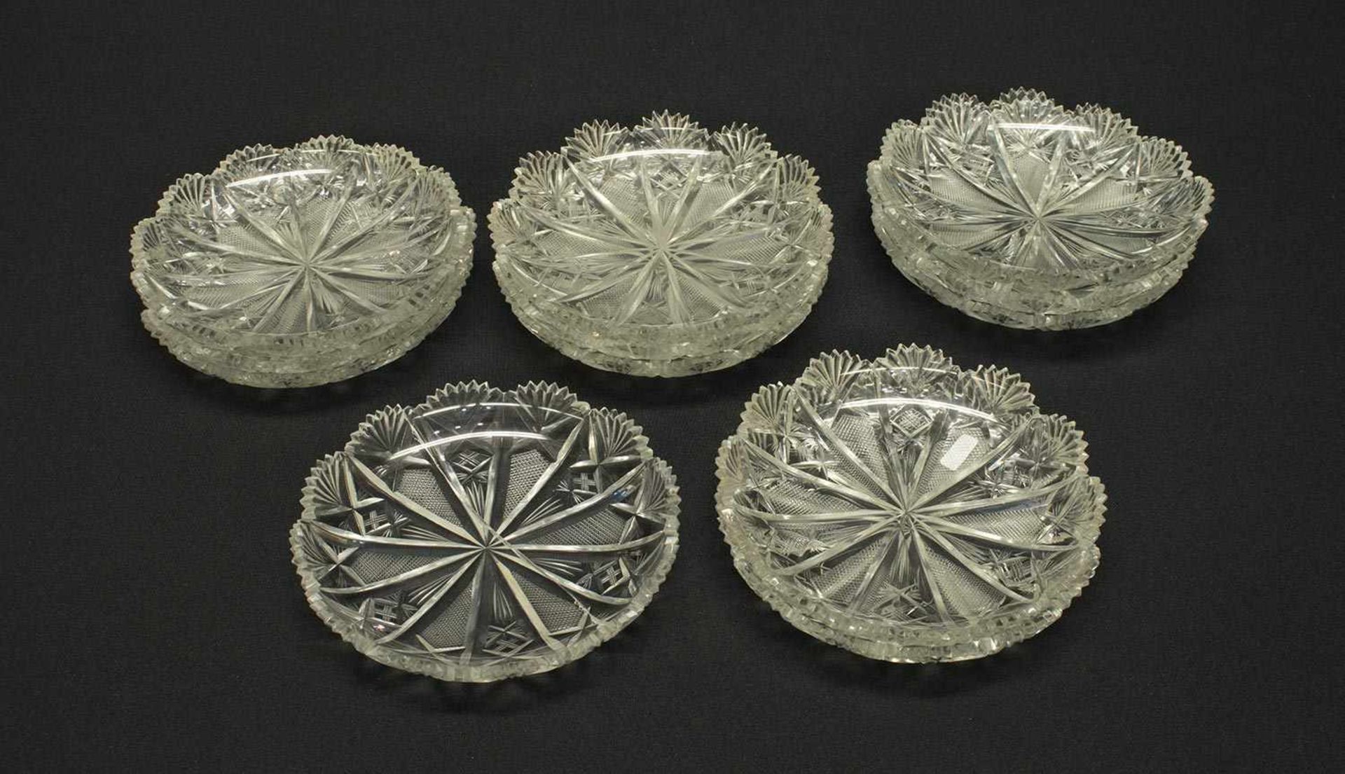 12 Desserschalen1910, Kristalglas mit Ananasschliff, D. 15,5 cm, z.T. minimal bestoßen, 1x alt.