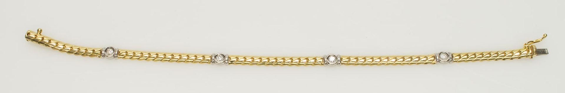 Armband585er GG, 12,9 g, flache Gliederkette mit 4 eingefassten Brillanten (zus. ca. 0,2 ct.),