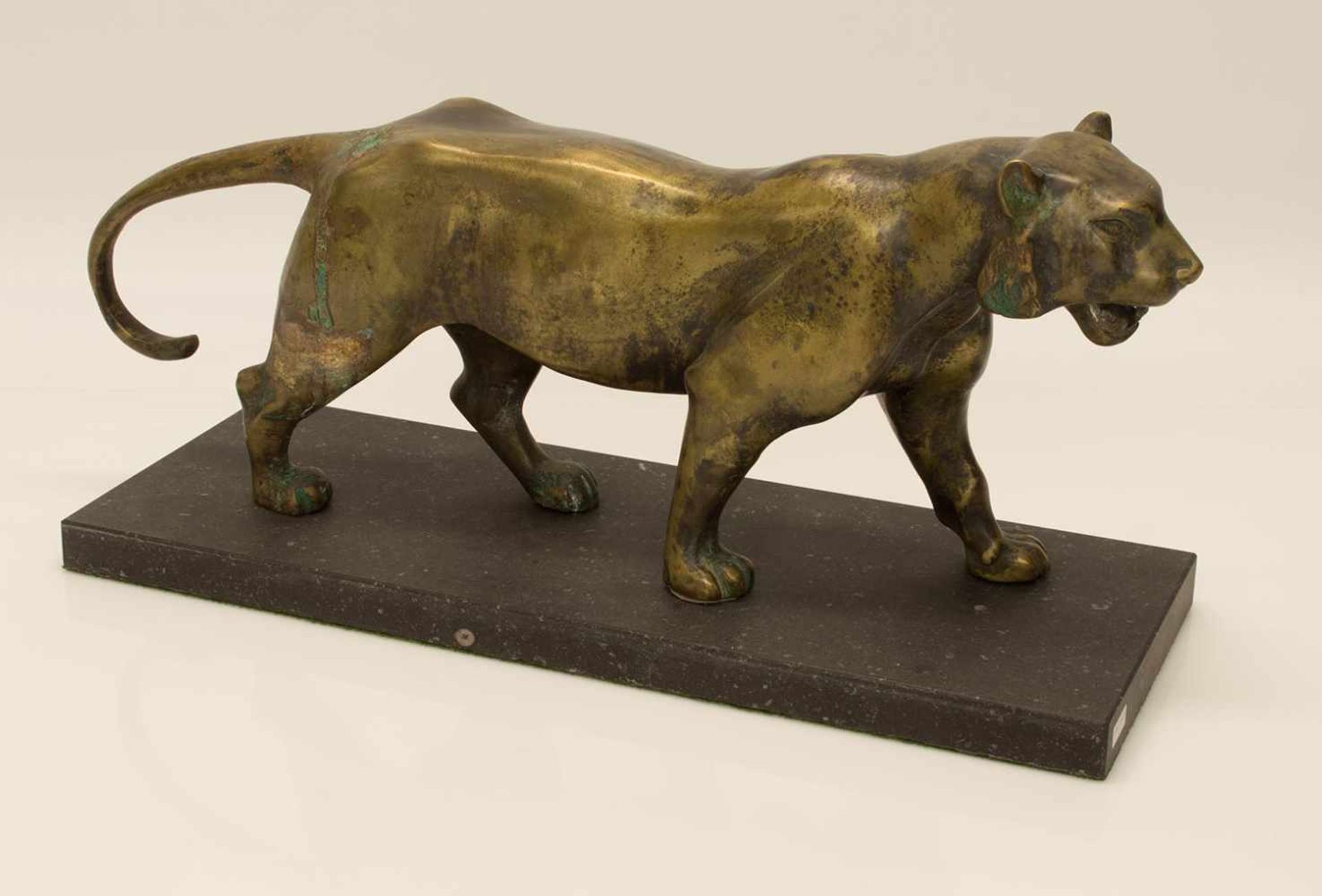 Tigerschwere Bronze auf schwarzem Marmorsockel, L. 45 cm