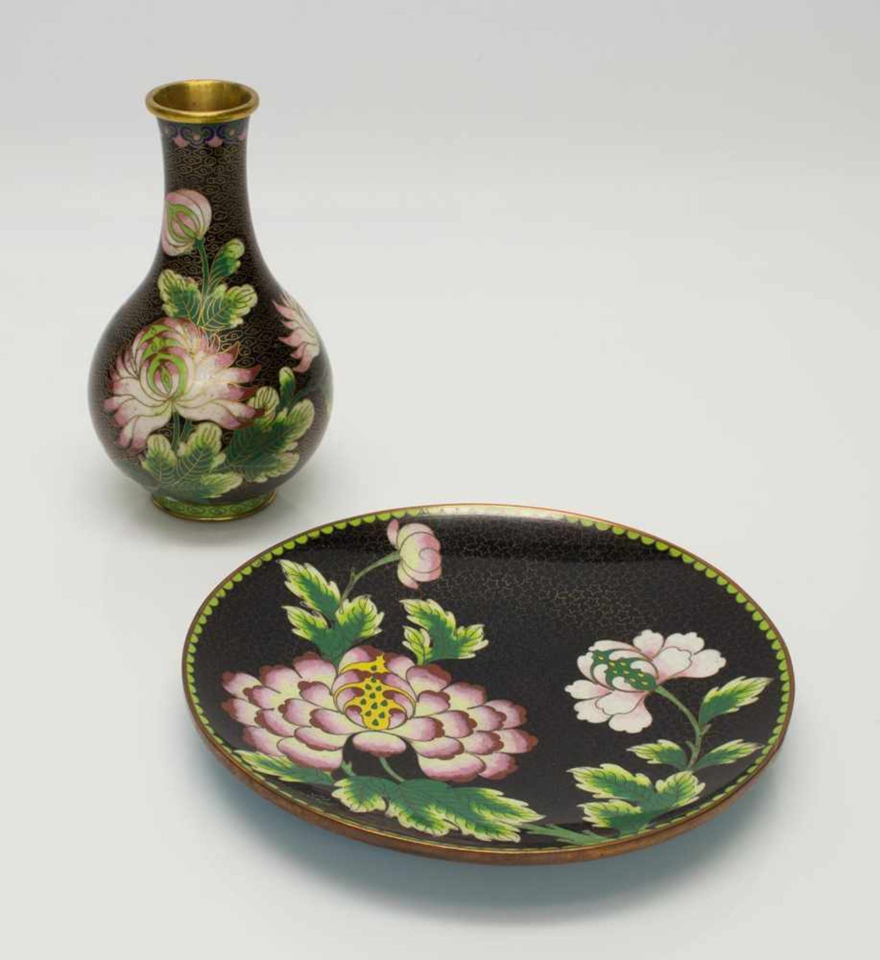 Cloisonnè Vase u. TellerAsien 20. Jh., qualitätsvolle Cloisonnè Arbeit mit Blumendekor, H. 17 cm, D.