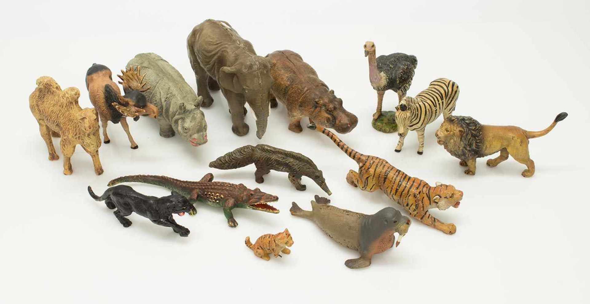 Lot Massefigurenum 1930er Jahre, 14 Zootiere und diverse Zäune, H. 12 cm (Elefant), bespielt