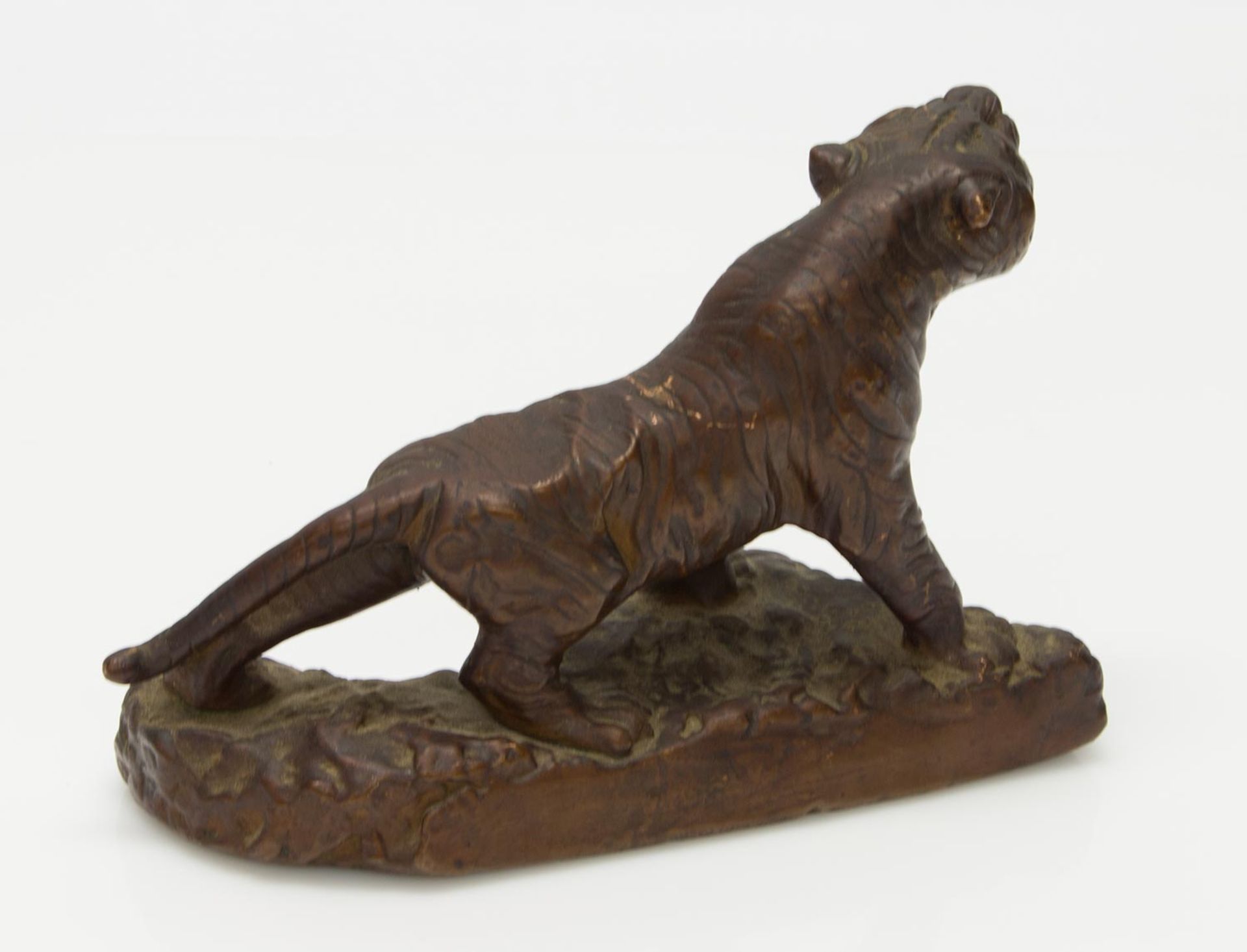 Schreibtischfigurum 1920, Tiger auf Felsen, Terrakotta/ Masse, L. 18 cm - Bild 2 aus 2