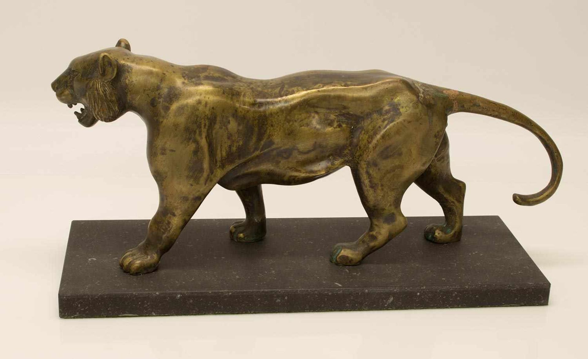 Tigerschwere Bronze auf schwarzem Marmorsockel, L. 45 cm - Bild 2 aus 2