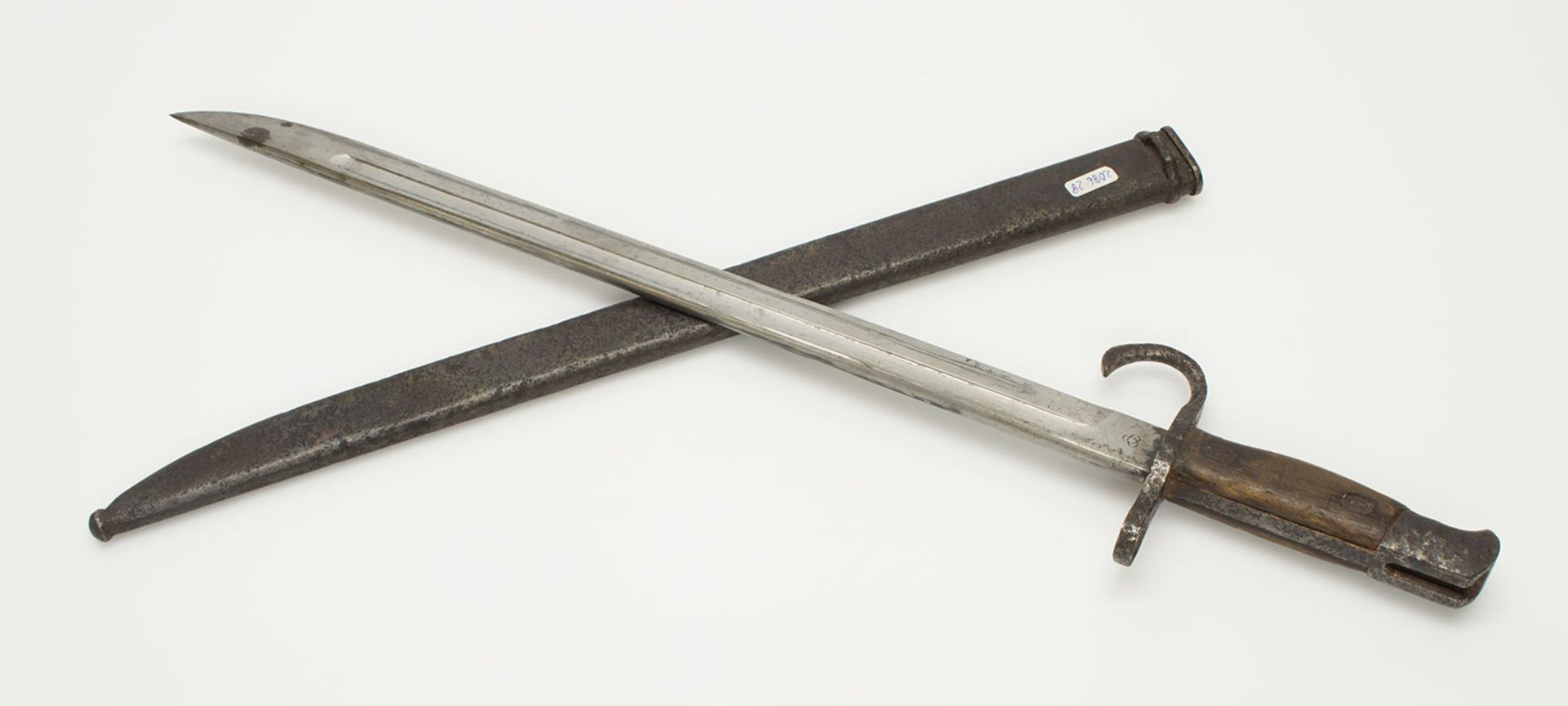 BajonettJapan II. WK, mit Klingenhersteller, Holzgriffschalen u. Eisenscheide, L. 53 cm - Bild 2 aus 3