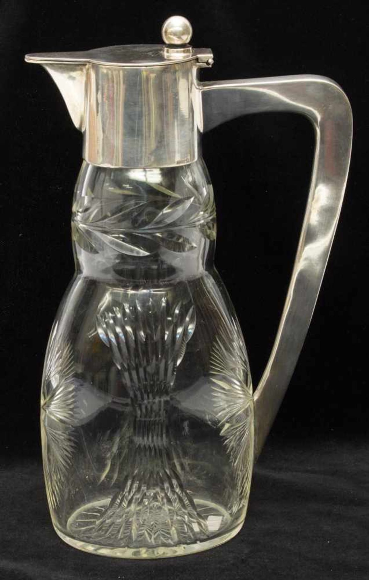 Saftkanneum 1910, Kristallglas geschliffen, 800er Silbermontierung mit scharniertem Deckel, H. 29