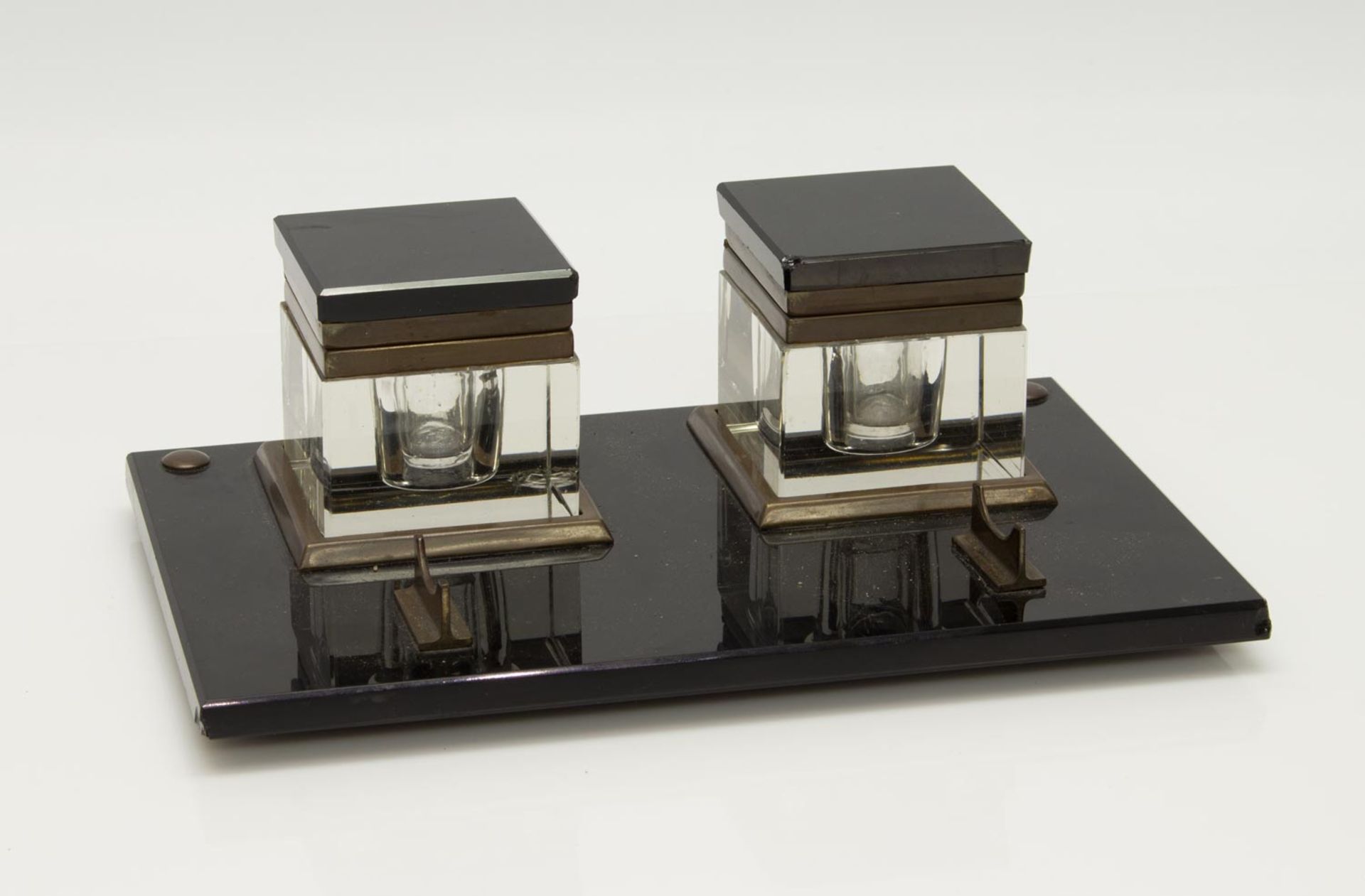 Schreibtischsetum 1930er Jahre, 2 Bleikristalltintenfässer mit Original Glaseinsätzen auf