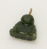 Kettenanhängergeschnitzte Jade in Form eines sitzenden Buddhas, 585er GG-Öse, L. 28 mm